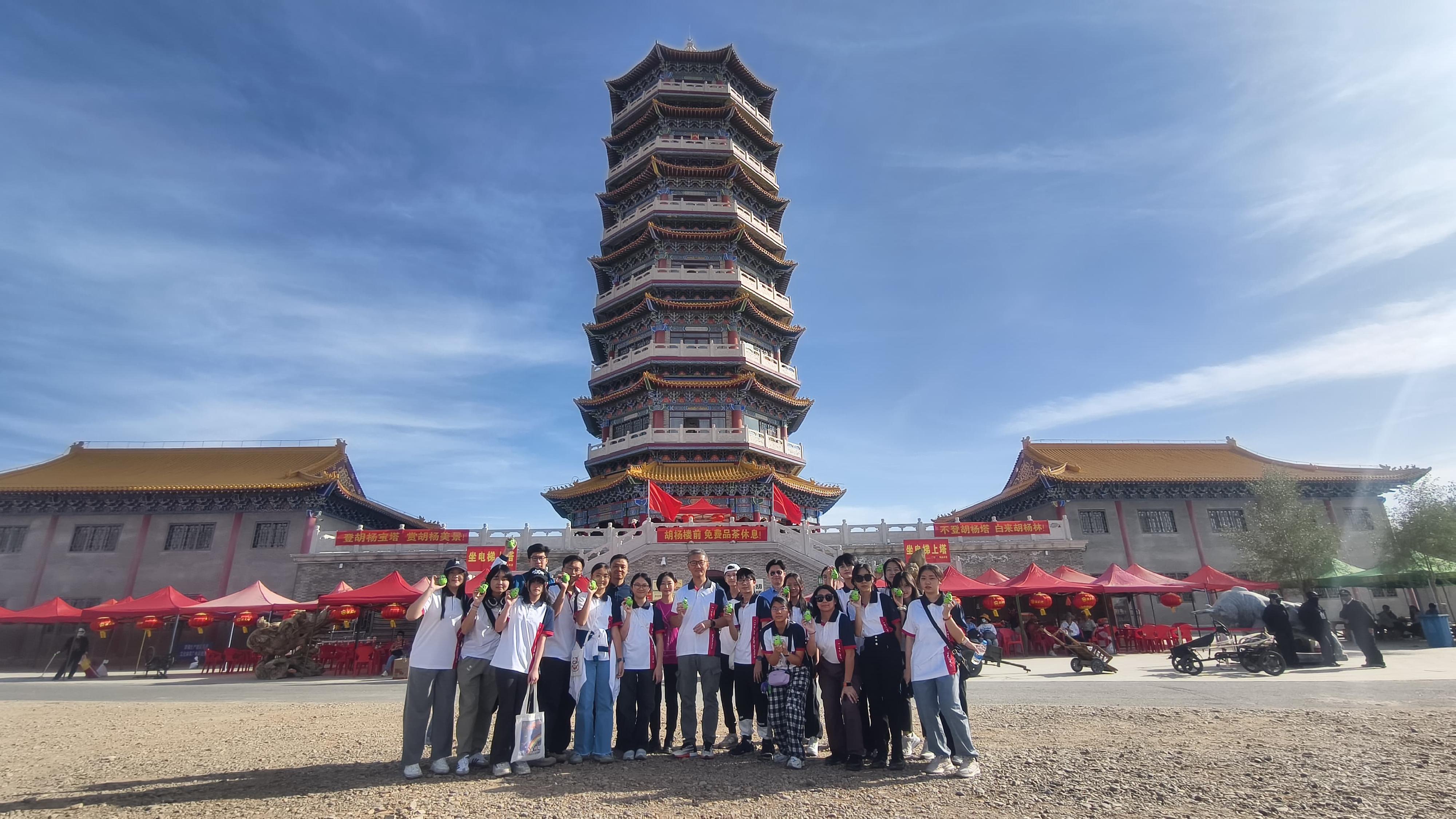 警务处处长萧泽颐于九月二十七日带领少年警讯（少讯）代表团到访中国酒泉卫星发射中心，见证警队及少讯吉祥物随卫星升空的历史时刻，行程中亦参观多个历史文化景点。图示萧泽颐与代表团成员于甘肃省酒泉市金塔胡杨林合照。