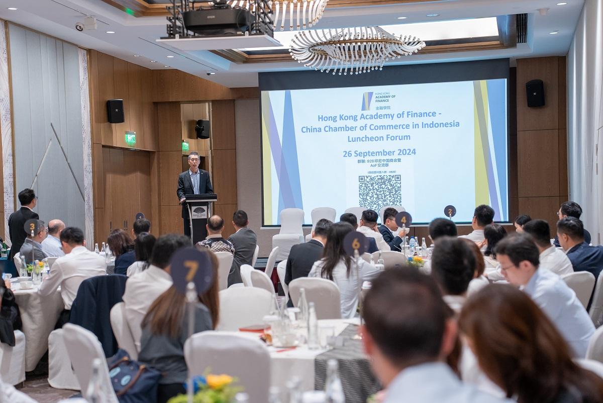 The Financial Leaders Programme cohorts have an interactive discussion with representatives from the China Chamber of Commerce in Indonesia.