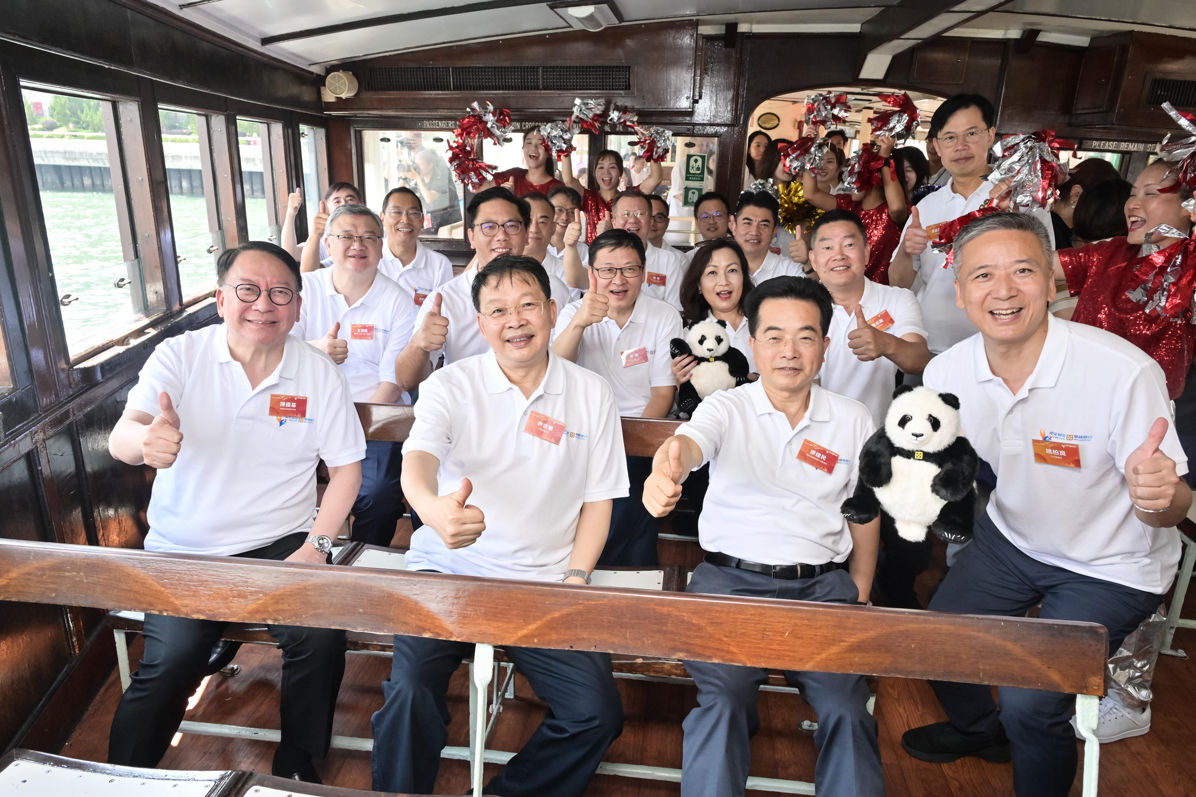 政务司司长陈国基今日（九月三十日）出席香港中国企业协会举办的庆祝中华人民共和国成立75周年暨「中企服务进社区」渡轮免费搭乘活动启动礼。图示陈国基（前排左一）和其他嘉宾乘坐渡轮巡游。旁为中央人民政府驻香港特别行政区联络办公室副主任尹宗华（前排左二）和香港中国企业协会会长王海民（第二排左一）。