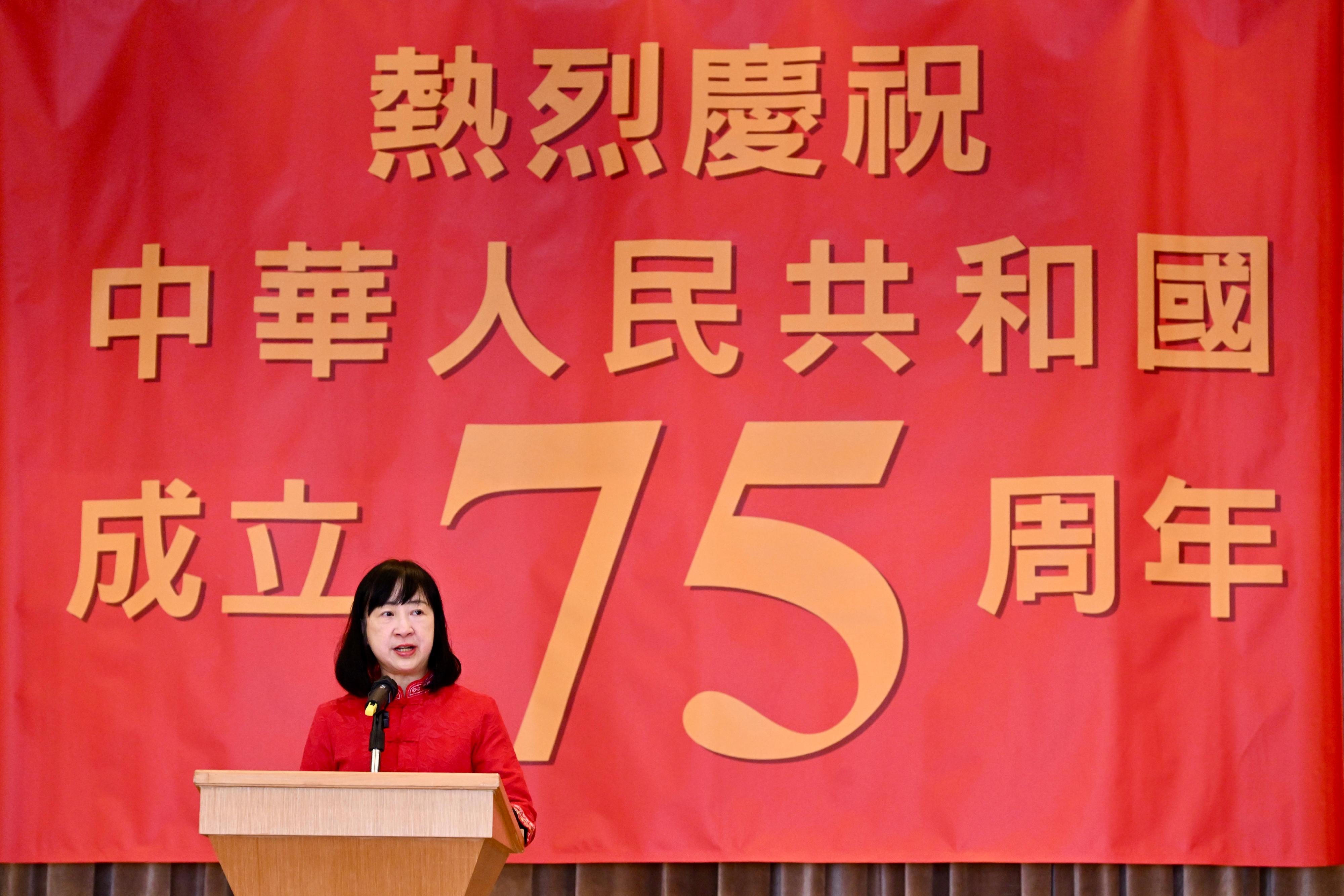 为庆祝中华人民共和国成立75周年，教育局鼓励全港中小学和幼稚园按学校的实际情况，今日（九月三十日）上课前举行升国旗仪式及奏唱国歌，从中增强学生的国家观念，弘扬爱国精神和民族自豪感。图示教育局常任秘书长李美嫦今早在天主教圣玛加利大幼稚园举行的升国旗仪式致辞。

