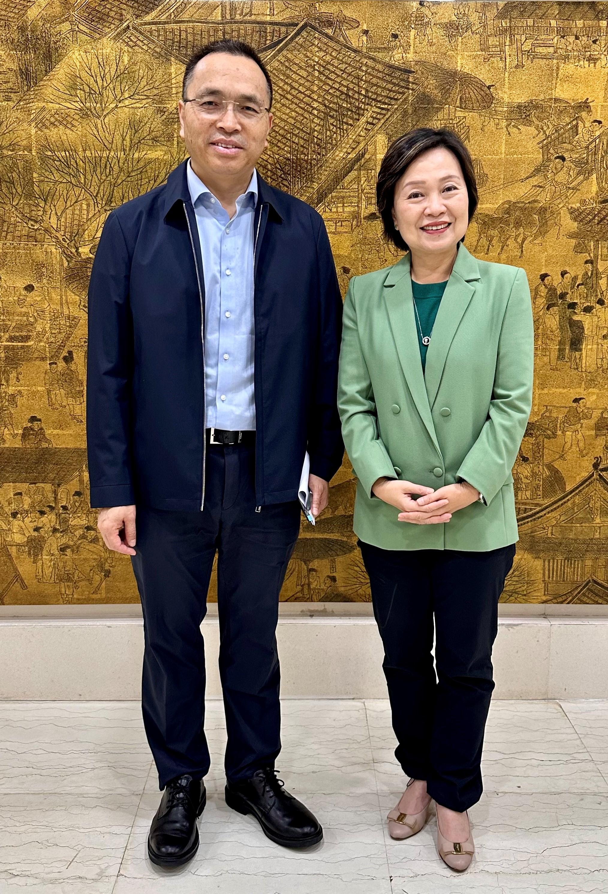 The Secretary for Education, Dr Choi Yuk-lin (right), calls on the Director of the Office of Hong Kong, Macao and Taiwan Affairs and Director of the Department of International Cooperation and Exchanges of the Ministry of Education, Mr Yang Dan (left), in Beijing today (September 30).