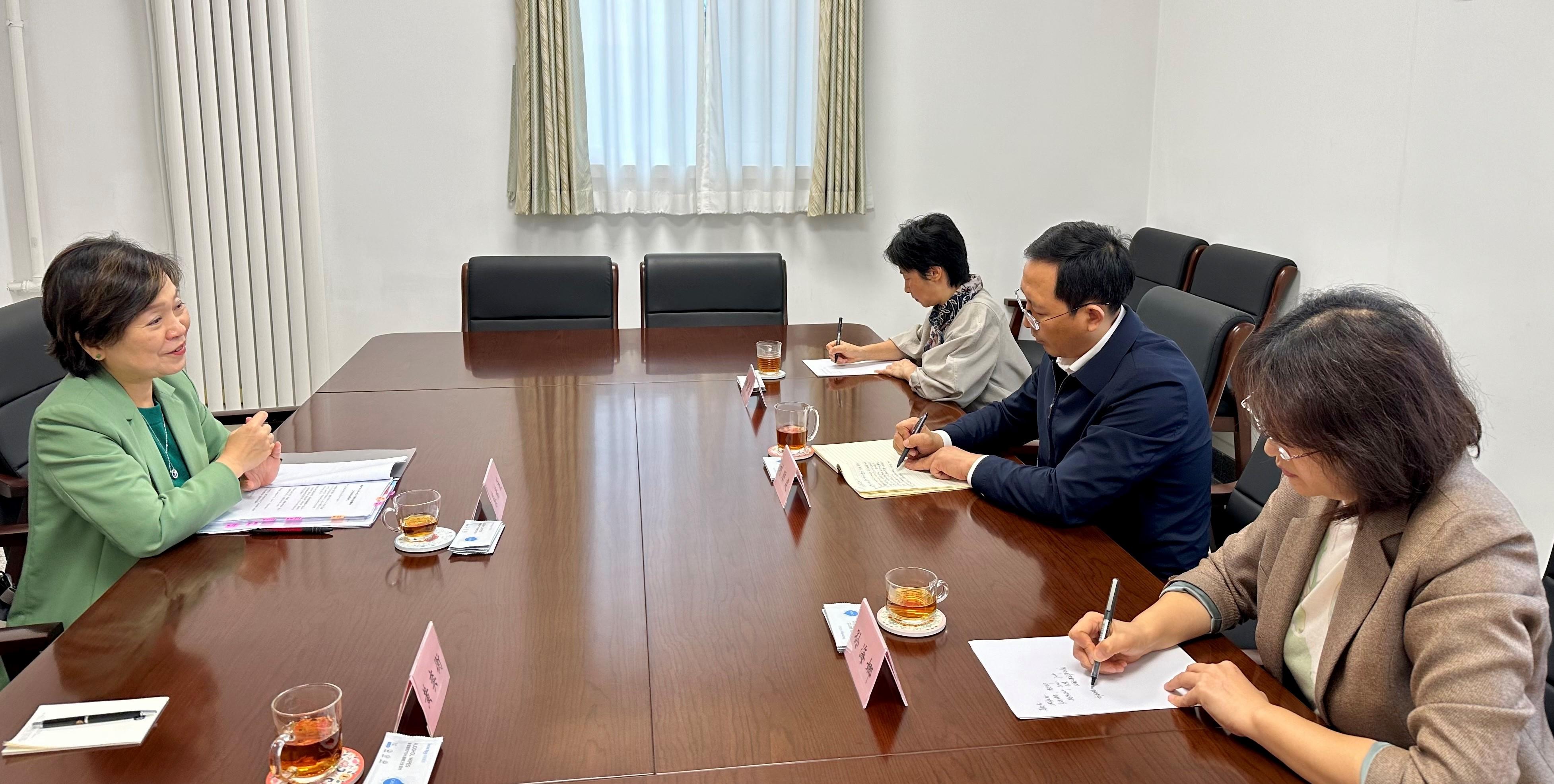 The Secretary for Education, Dr Choi Yuk-lin (left), meets the Director of the Institute of Applied Linguistics of the Ministry of Education, Mr Liu Pengjian (second right), in Beijing today (September 30) to discuss promotion of the Test of Proficiency in Putonghua conducted by the State Language Commission in Hong Kong.