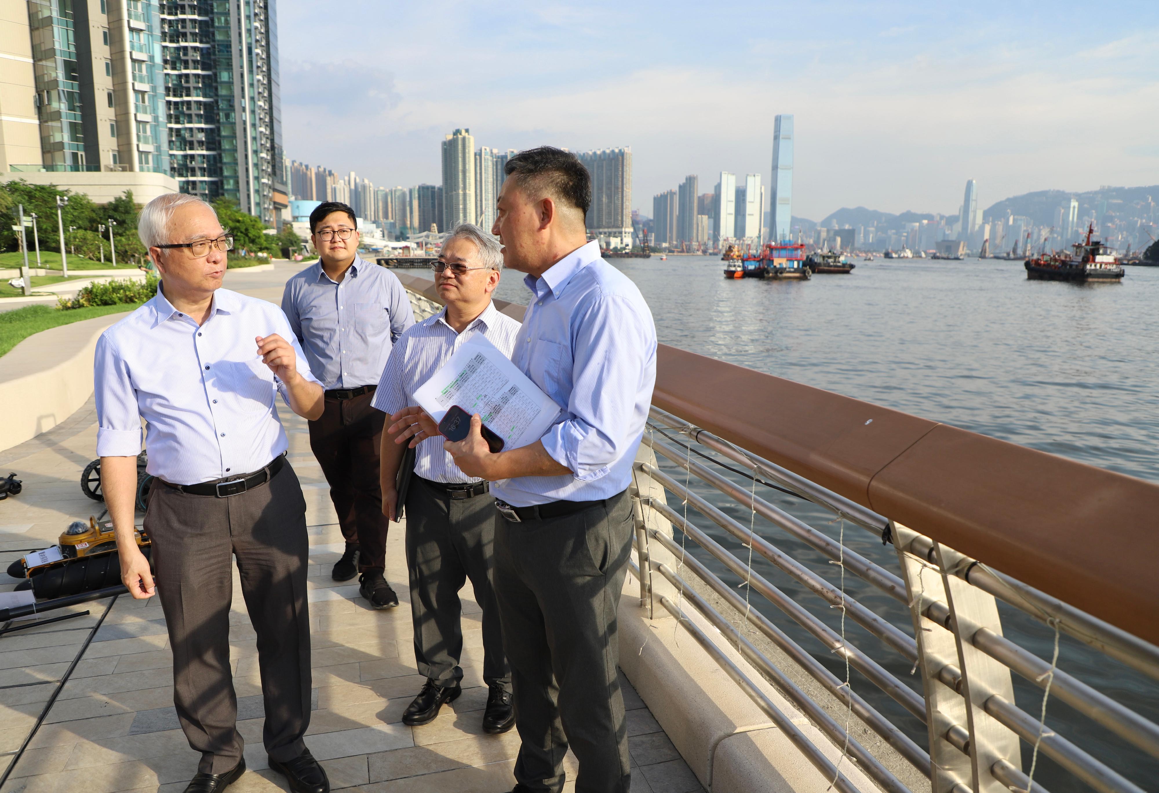 The Secretary for Environment and Ecology, Mr Tse Chin-wan (first left), visited the waterfront areas of To Kwa Wan, Sham Shui Po and Wan Chai today (September 30) to learn about the progress for improving the quality and odour of Victoria Harbour's coastal waters. Photo shows Mr Tse, accompanied by the Director of Environmental Protection, Dr Samuel Chui (second right), visiting Cheung Sha Wan waterfront and being briefed by officers of the Environmental Protection Department on the progress of rectification works of sewer misconnections.