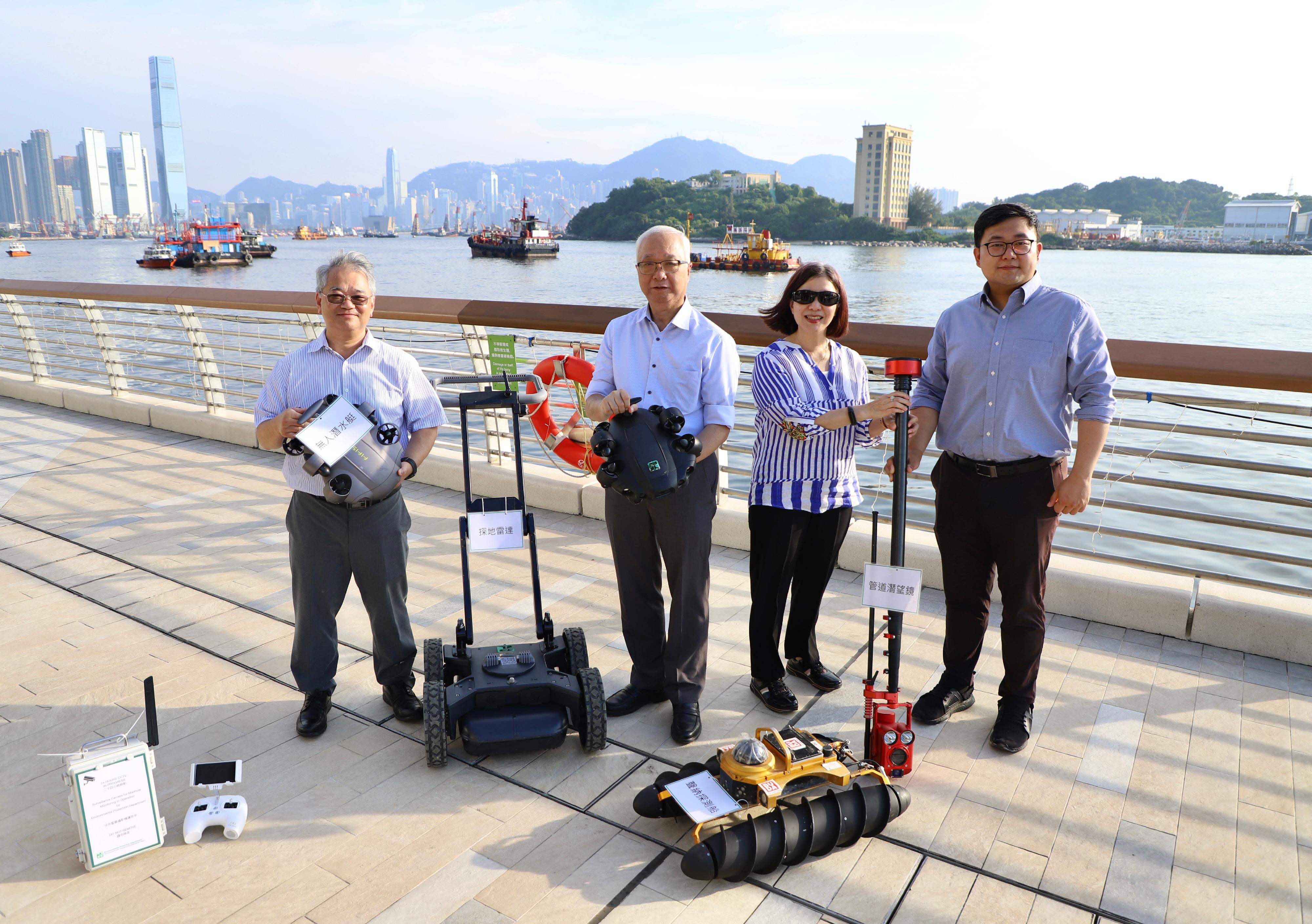 The Secretary for Environment and Ecology, Mr Tse Chin-wan (second left), visited the waterfront areas of To Kwa Wan, Sham Shui Po and Wan Chai today (September 30) to learn about the progress for improving the quality and odour of Victoria Harbour's coastal waters. Photo shows Mr Tse, accompanied by the Permanent Secretary for Environment and Ecology (Environment), Miss Janice Tse (second right), and the Director of Environmental Protection, Dr Samuel Chui (first left), visiting Cheung Sha Wan waterfront and inspecting the innovative technologies and equipment in identifying pollution sources.