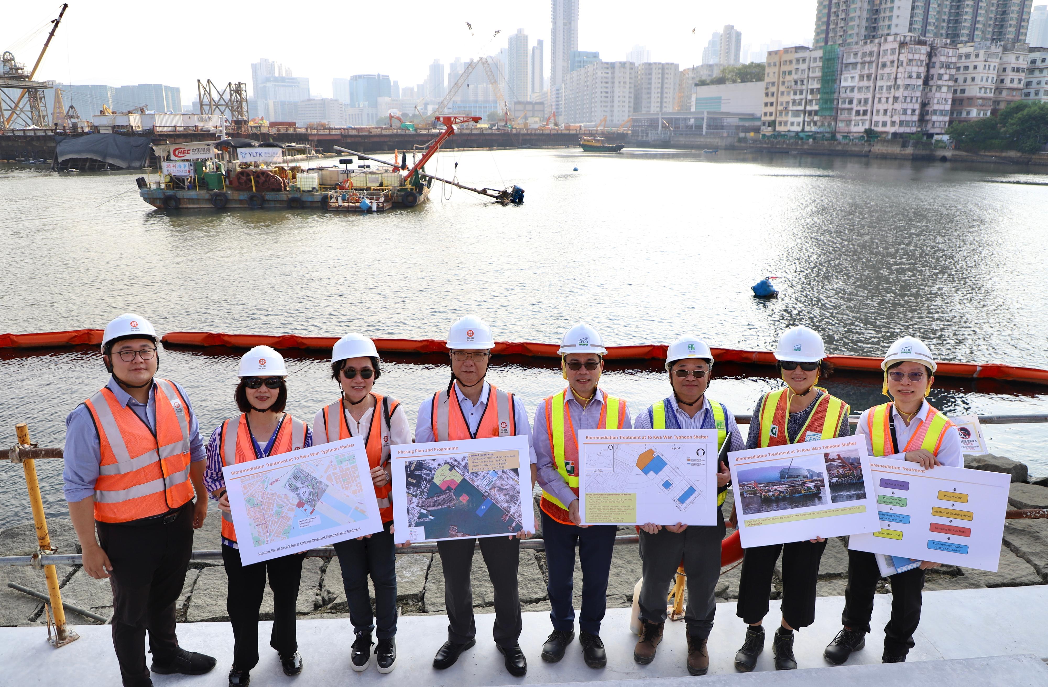 The Secretary for Environment and Ecology, Mr Tse Chin-wan (fourth left), visited the waterfront areas of To Kwa Wan, Sham Shui Po and Wan Chai today (September 30) to learn about the progress for improving the quality and odour of Victoria Harbour's coastal waters. Photo shows Mr Tse, accompanied by the Permanent Secretary for Environment and Ecology (Environment), Miss Janice Tse (second left), and the Director of Environmental Protection, Dr Samuel Chui (third right), inspecting the bioremediation works carried out by the Civil Engineering and Development Department at To Kwa Wan Typhoon Shelter. 