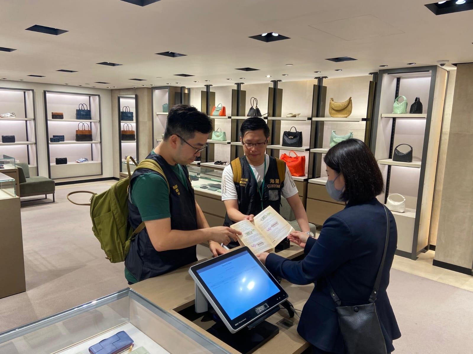 香港海关于内地国庆黄金周期间加强巡查全港各区的购物热点，提醒商户须要遵守《商品说明条例》的规定，以保障本地消费者和访港旅客的权益。图示海关人员在土瓜湾派发宣传单张。