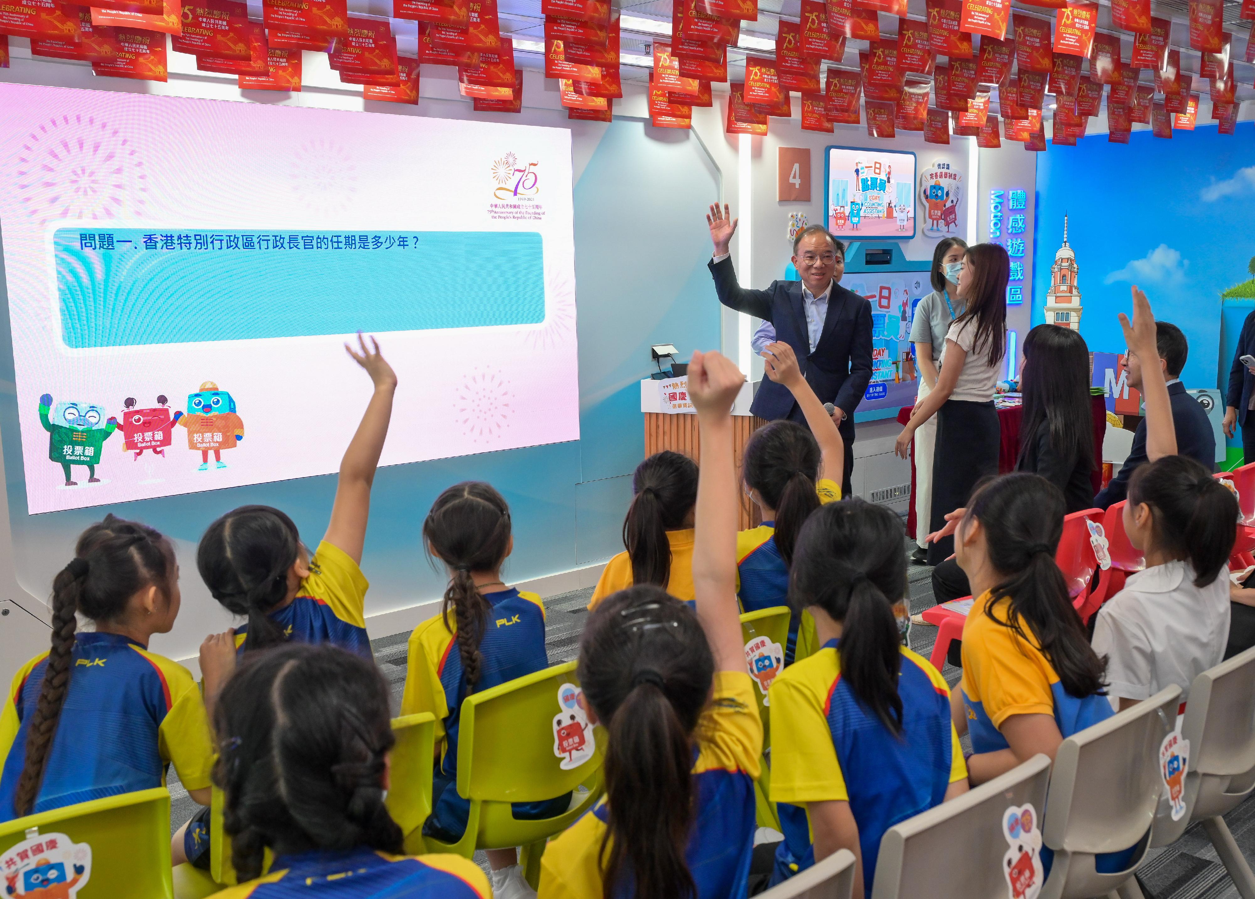 To celebrate the 75th anniversary of the founding of the People's Republic of China, the Electoral Information Centre of the Registration and Electoral Office is holding National Day Open Days for three consecutive days from today (September 30). The Secretary for Constitutional and Mainland Affairs, Mr Erick Tsang Kwok-wai, attended a guided tour for a group of senior primary school students this afternoon. Photo shows Mr Tsang hosting the question-and-answer session on the country and the electoral system of the Hong Kong Special Administrative Region. 