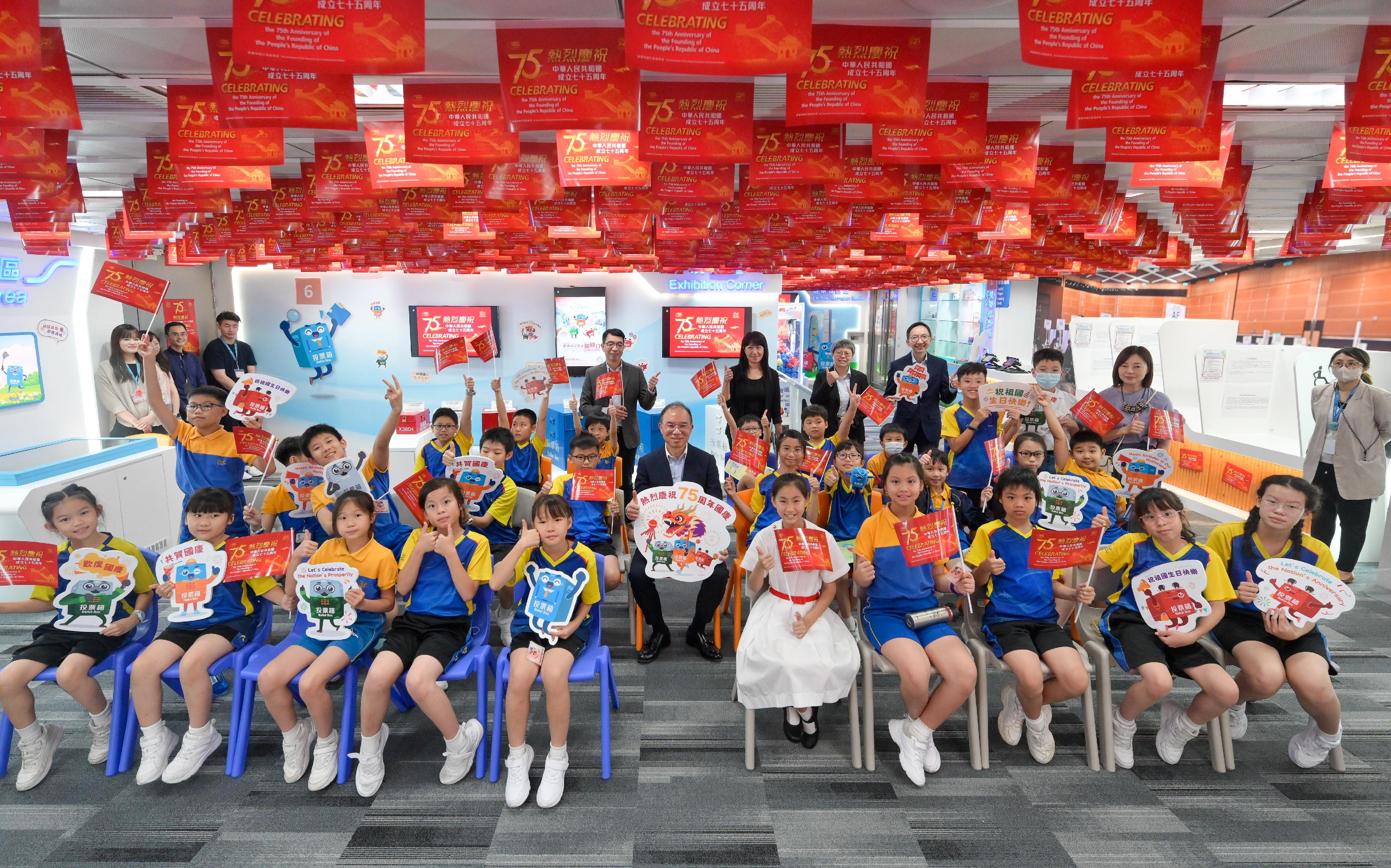 To celebrate the 75th anniversary of the founding of the People's Republic of China, the Electoral Information Centre of the Registration and Electoral Office is holding National Day Open Days for three consecutive days from today (September 30). The Secretary for Constitutional and Mainland Affairs, Mr Erick Tsang Kwok-wai, attended a guided tour for a group of senior primary school students this afternoon. Photo shows Mr Tsang (second row, sixth left) with the students after the question-and-answer session on the country and the electoral system of the Hong Kong Special Administrative Region.