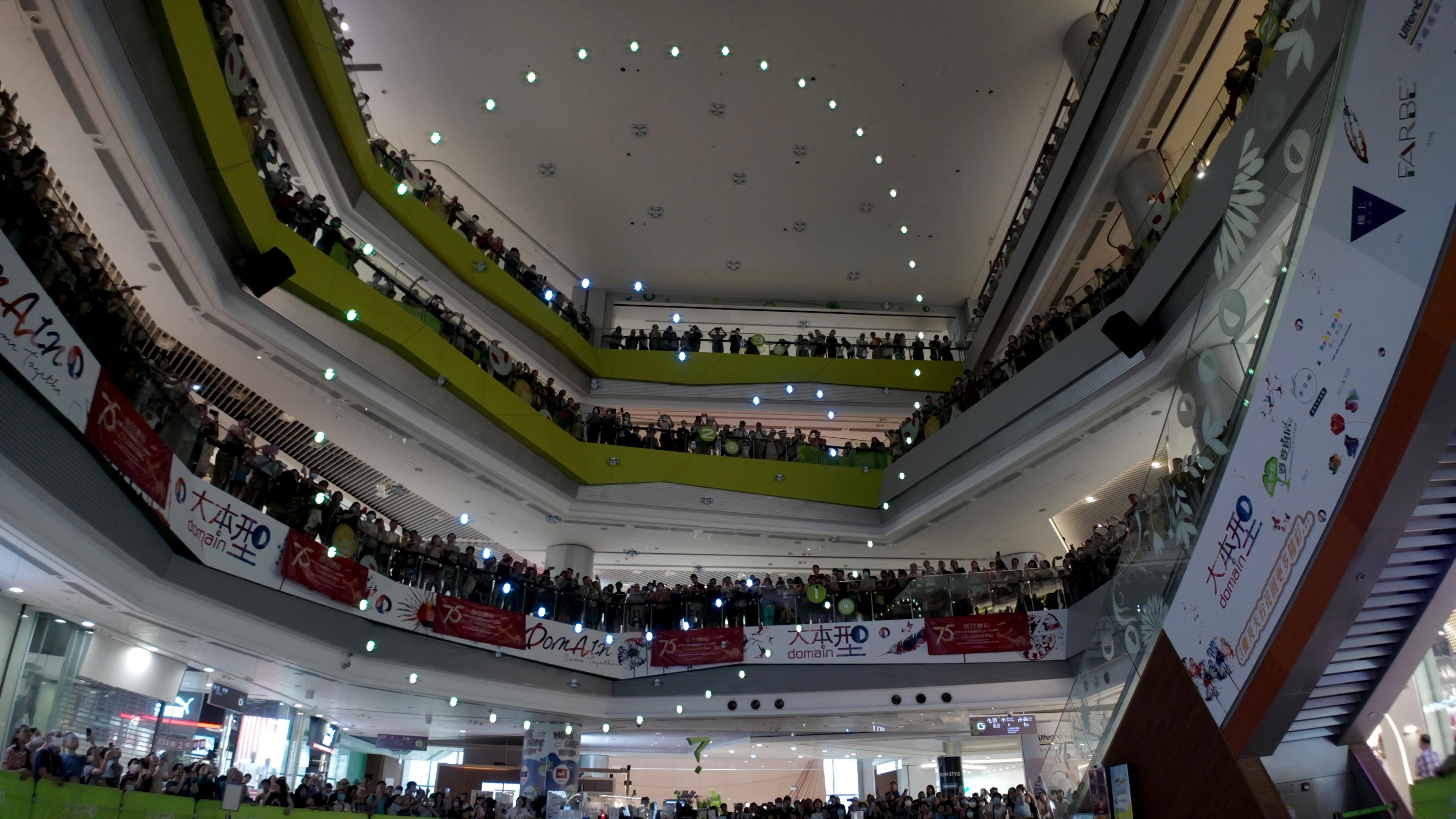 The Hong Kong Housing Authority today (October 1) held the National Day 75th Anniversary@Domain event at Domain shopping mall in Yau Tong. An indoor Drone Grand Show by 100 drones drew an end to the celebratory event.