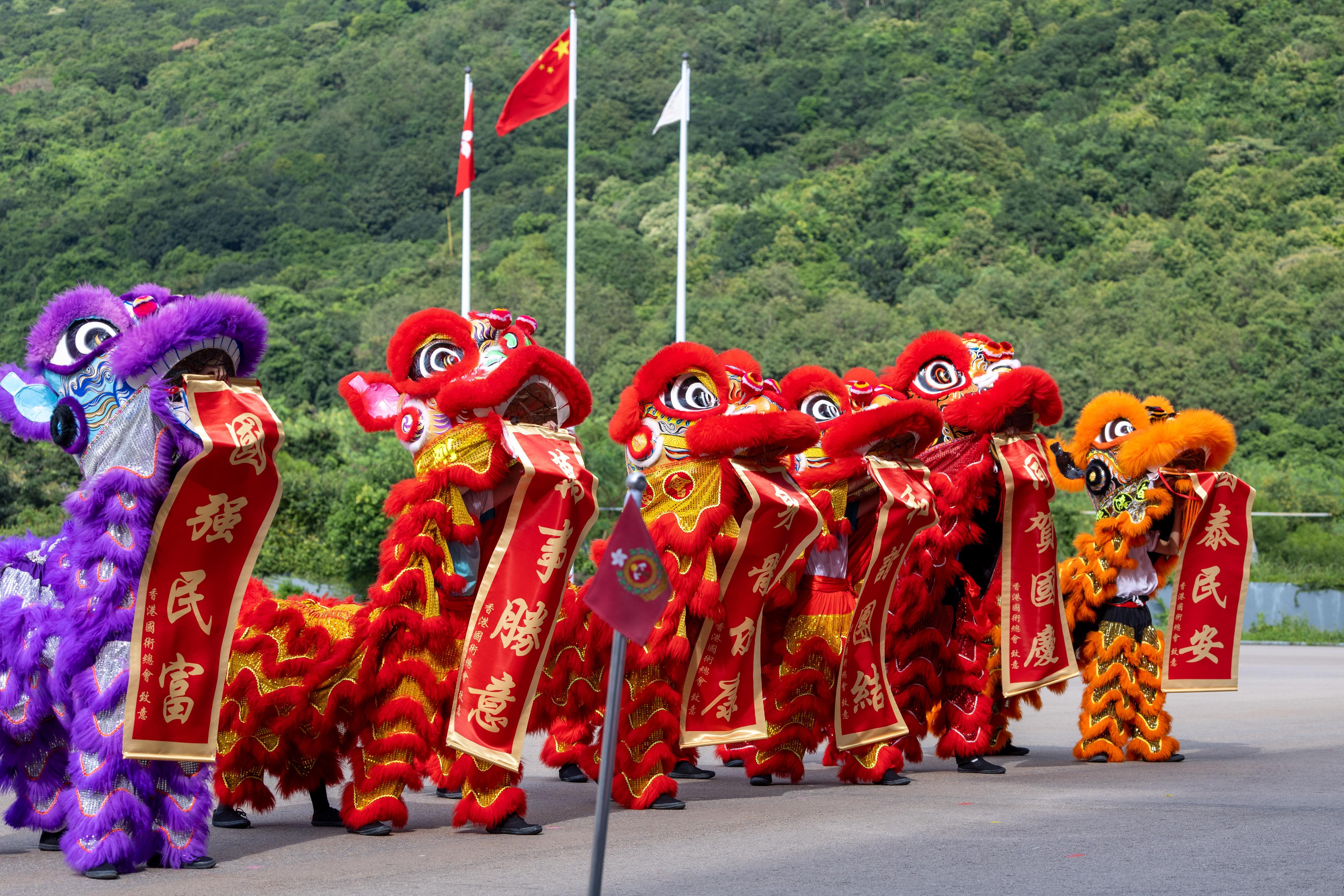 The Security Bureau led its disciplined services and auxiliary services, together with youth uniformed groups, to hold the Grand Parade by Disciplined Services and Youth Groups cum Fun Day for Celebrating the 75th Anniversary of the Founding of the People's Republic of China at the Fire and Ambulance Services Academy in Tseung Kwan O today (October 1). Photo shows lion dance performance by youth groups.