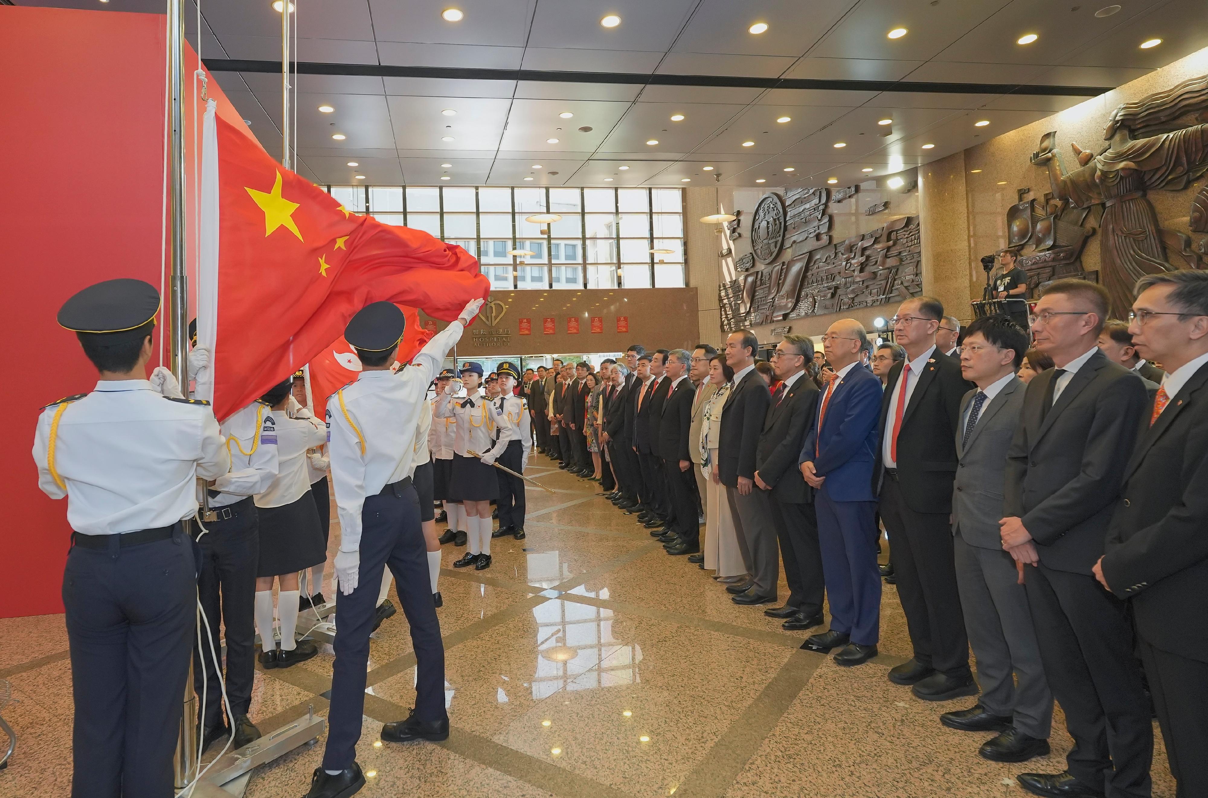 The Hospital Authority (HA) held a flag-raising ceremony at the Hospital Authority Building today (October 1) in celebration of the 75th anniversary of the founding of the People’s Republic of China.