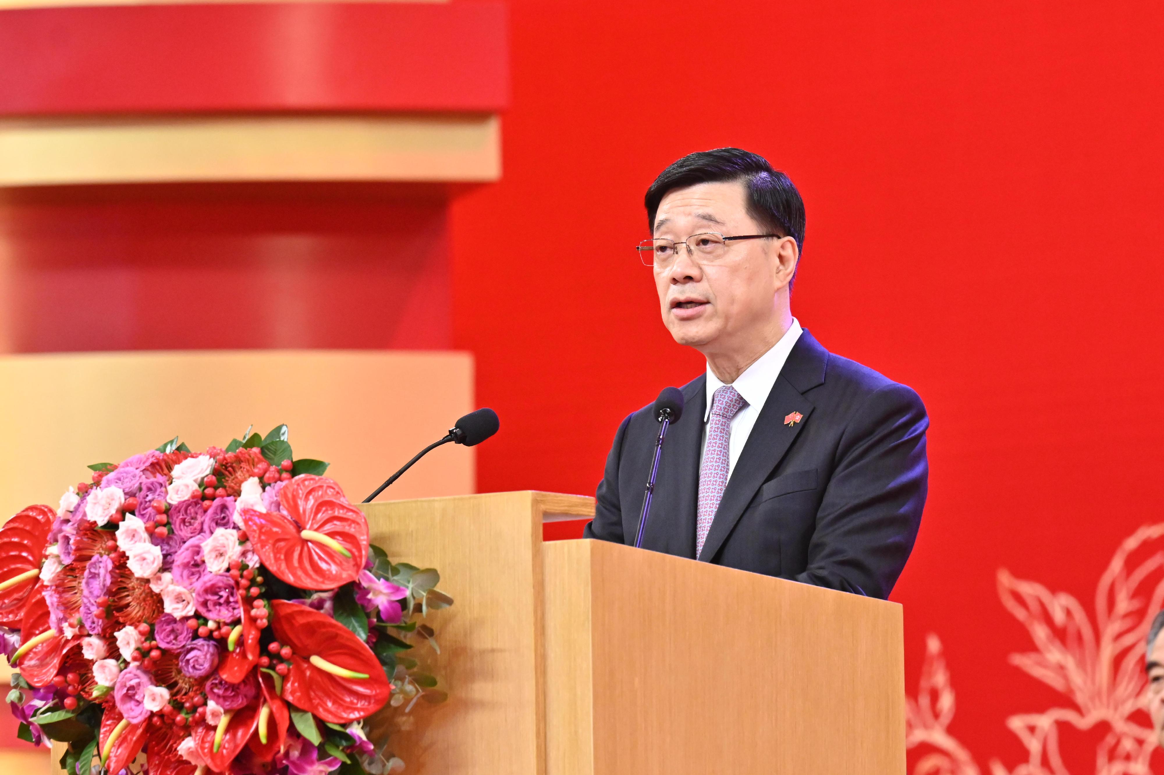 The Chief Executive, Mr John Lee, together with Principal Officials and guests, attended the reception for the 75th anniversary of the founding of the People's Republic of China at the Hong Kong Convention and Exhibition Centre this morning (October 1). Photo shows Mr Lee addressing the reception.