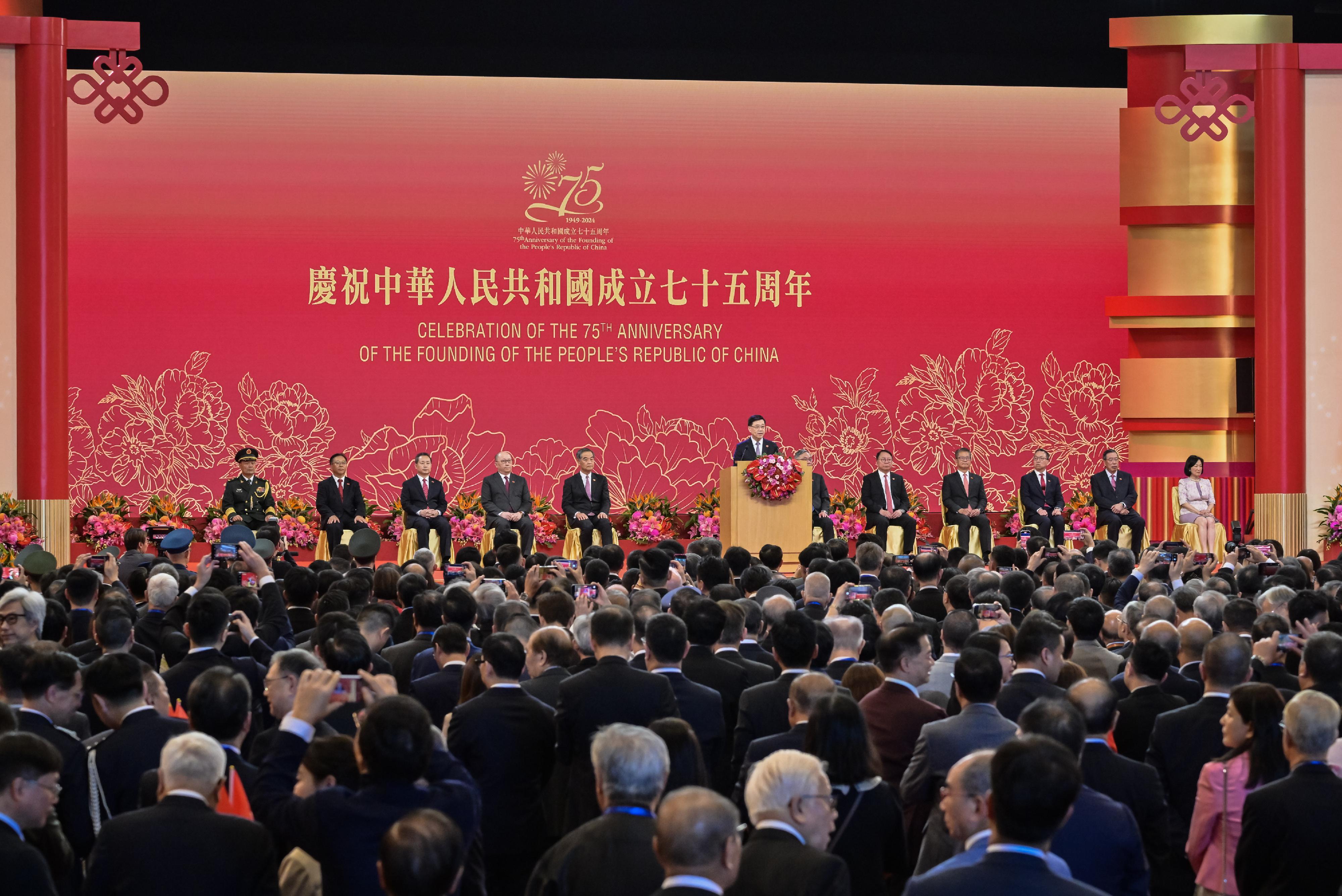 The Chief Executive, Mr John Lee, together with Principal Officials and guests, attended the reception for the 75th anniversary of the founding of the People's Republic of China at the Hong Kong Convention and Exhibition Centre this morning (October 1). 