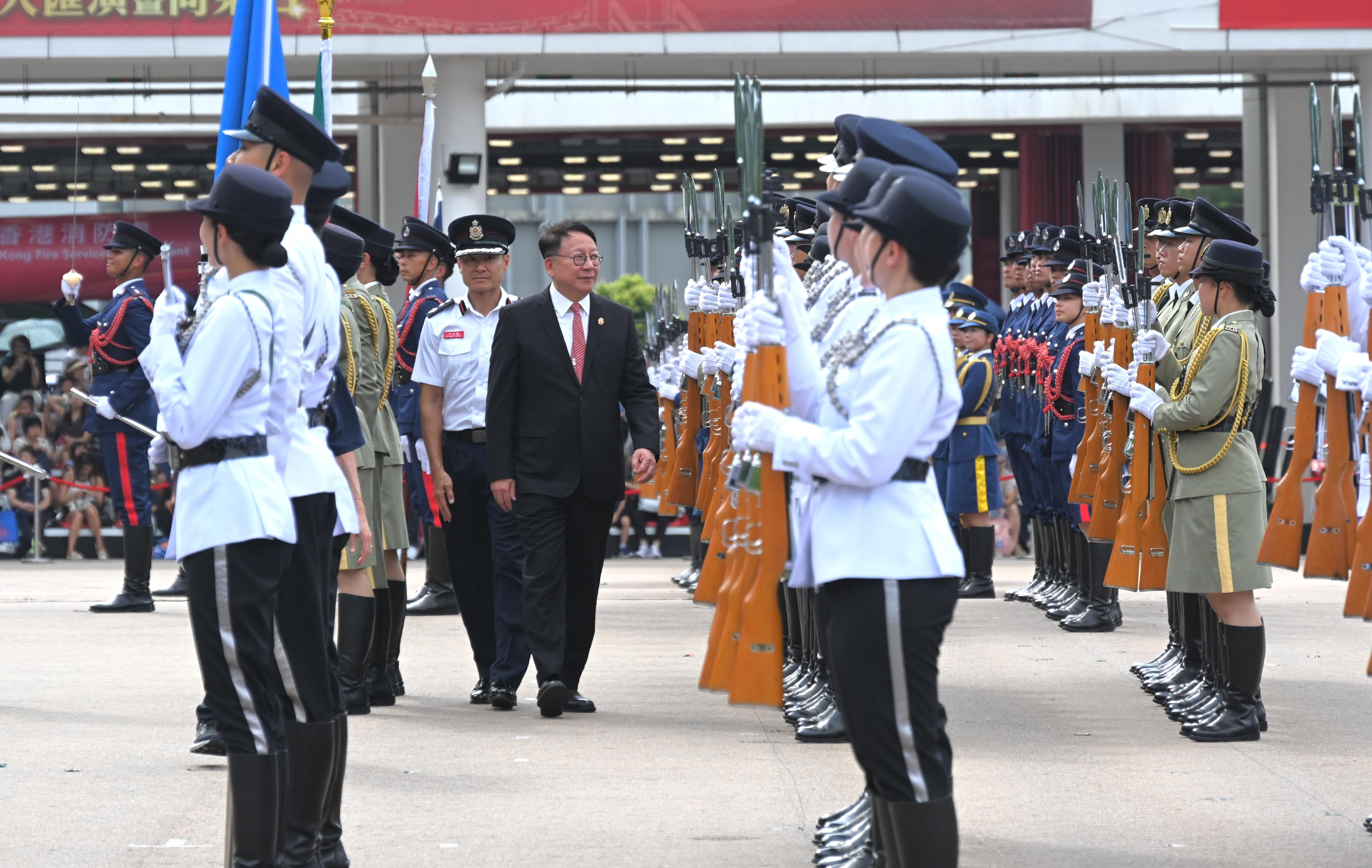 政务司司长陈国基今日（十月一日）出席庆祝中华人民共和国成立七十五周年纪律部队及青少年团体大汇演暨同乐日。图示陈国基（左二）检阅纪律部队仪仗队及青少年制服团体。