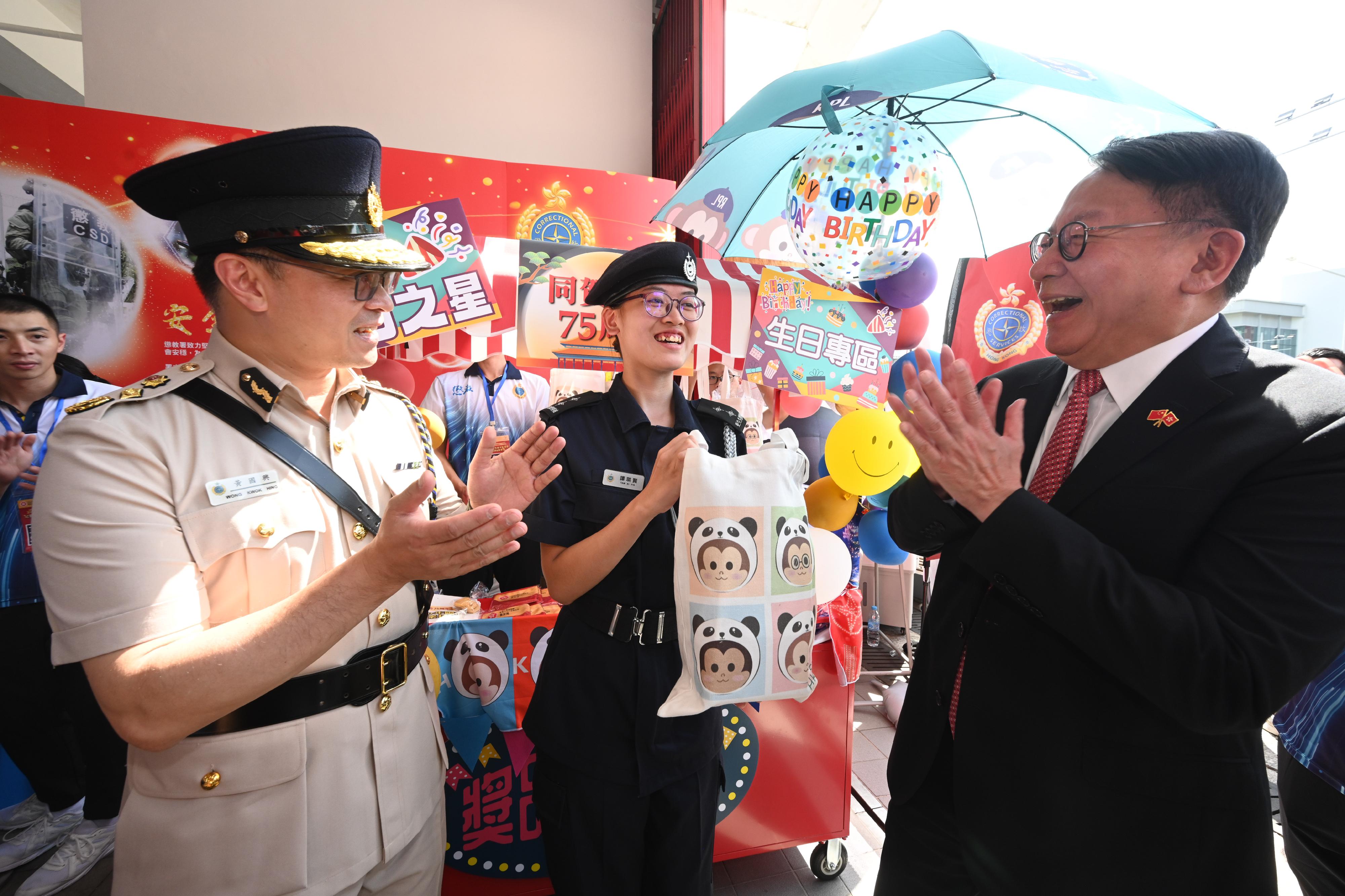 政务司司长陈国基今日（十月一日）出席庆祝中华人民共和国成立七十五周年纪律部队及青少年团体大汇演暨同乐日。图示陈国基（右一）参观摊位展览和游戏。