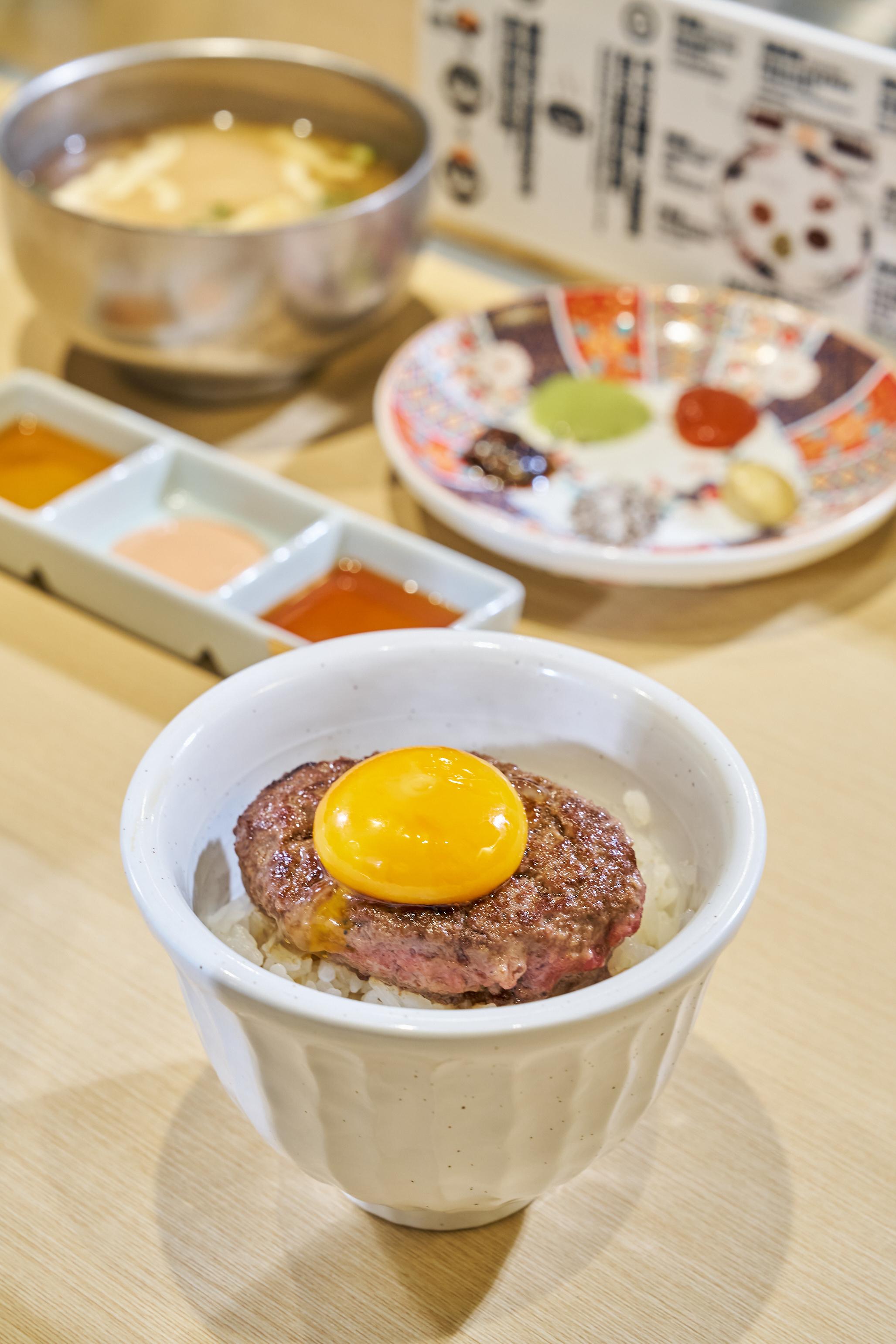 Invest Hong Kong announced that Japanese restaurant chain operator Monogatari Corporation officially opened its first Japanese-style beef burger restaurant, Niku Niku Oh! Kome, in Hong Kong today (October 3) as part of its overseas expansion plan in the Asia region. It specialises in freshly handmade wagyu hamburgers seared on hot plates or served on rice with egg yolk for a classic Japanese experience.