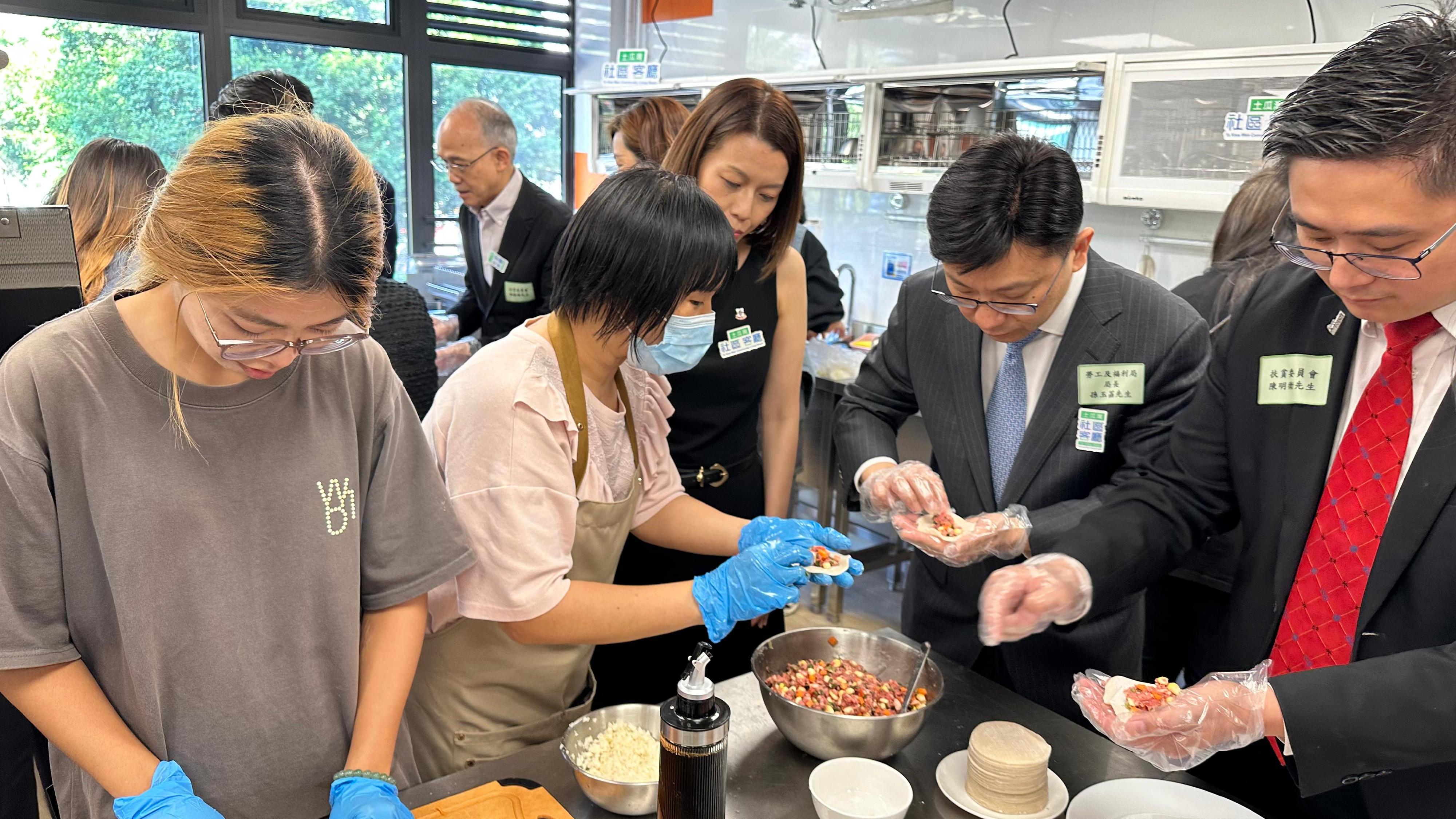 孫玉菡（右二）在共享備餐間與受惠家庭製作小食。