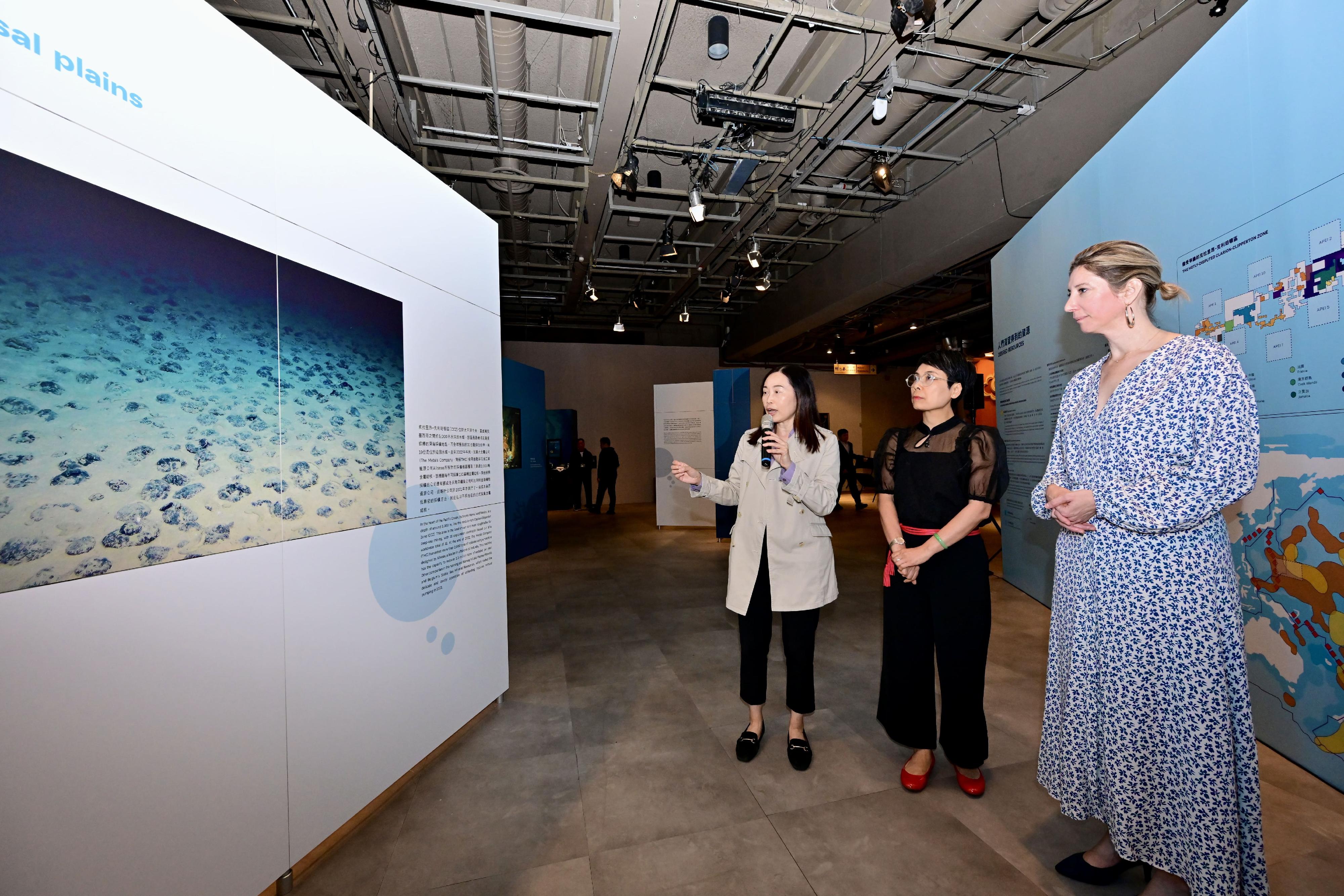 The opening ceremony for the French Science Festival "Oceans: A New Mining Treasure Trove?" exhibition was held today (October 3) at the Hong Kong Science Museum (HKScM). Photo shows the Curator of the HKScM (Science Promotion Unit), Ms Bertha Yeung (first left), introducing the exhibition to officiating guests, the Deputy Director of Leisure and Cultural Services (Culture), Miss Eve Tam (second left), and the Consul General of France in Hong Kong and Macau, Mrs Christile Drulhe (first right).