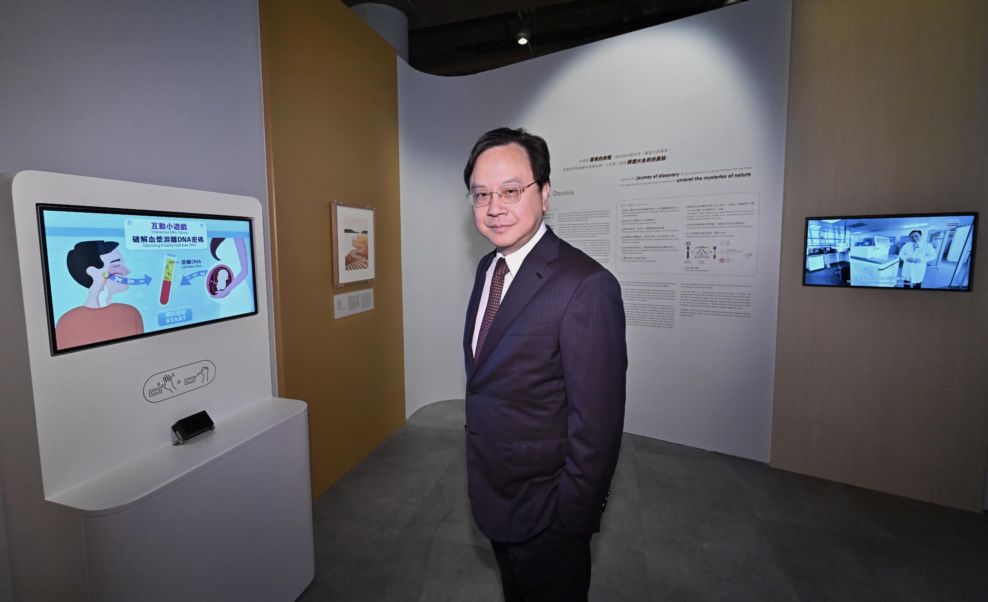 The Hong Kong Science Museum launched "2024 The Future Science Prize Exhibition" today (October 4). Photo shows the 2016 Life Science Prize Laureate, Professor Dennis Lo, at the exhibition area showcasing his research.