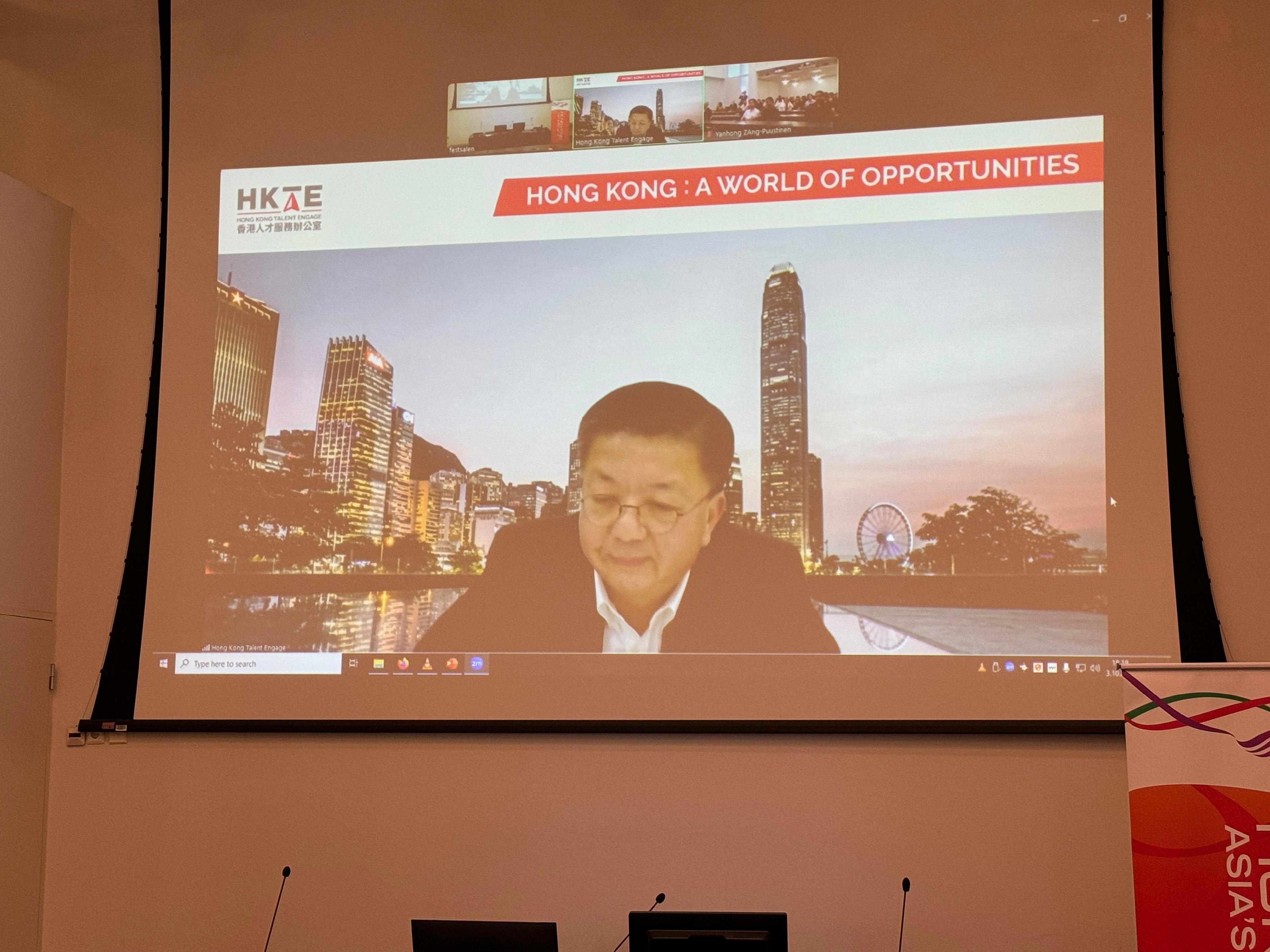 The Hong Kong Economic and Trade Office, London and Hong Kong Talent Engage (HKTE) supported the Hong Kong Top Talent Pass Scheme seminar held at the University of Helsinki on October 3 (Helsinki time). The event was organised by LearnInFinland Oy and Helsinki Alumni. Photo shows the Director of HKTE, Mr Anthony Lau, speaking virtually at the seminar. 