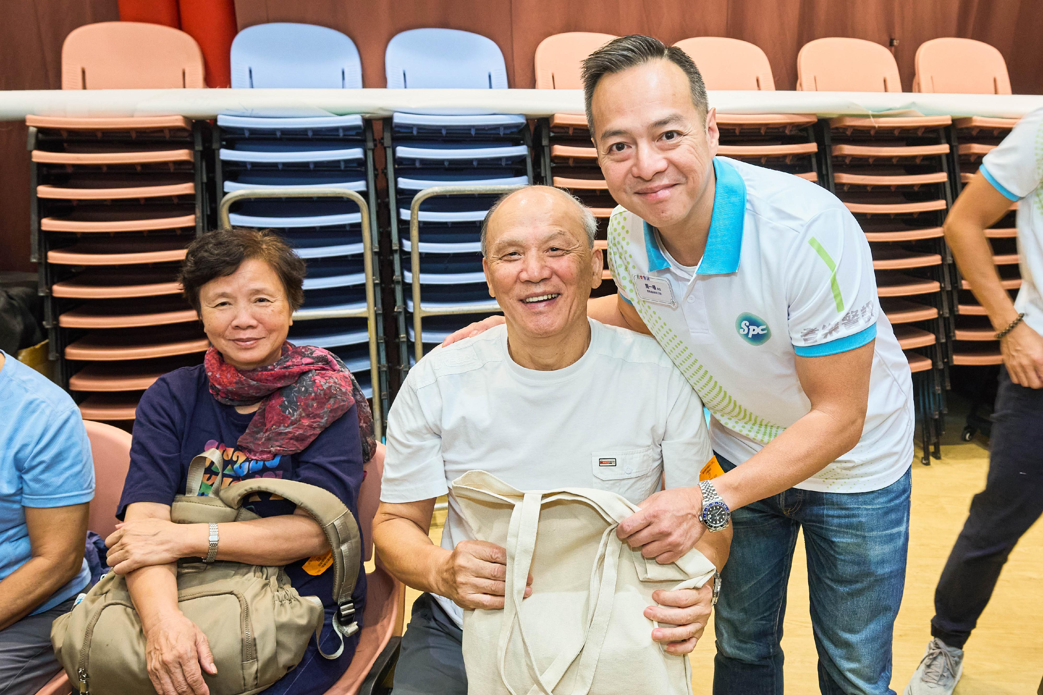 Senior Police Call (SPC) launched the “SPC Share the Love 2024” today (October 5). Photo shows the Deputy Commissioner of Police (Operations), Mr Chow Yat-ming (first right), distributing blessing bags in a neighbourhood elderly centre.