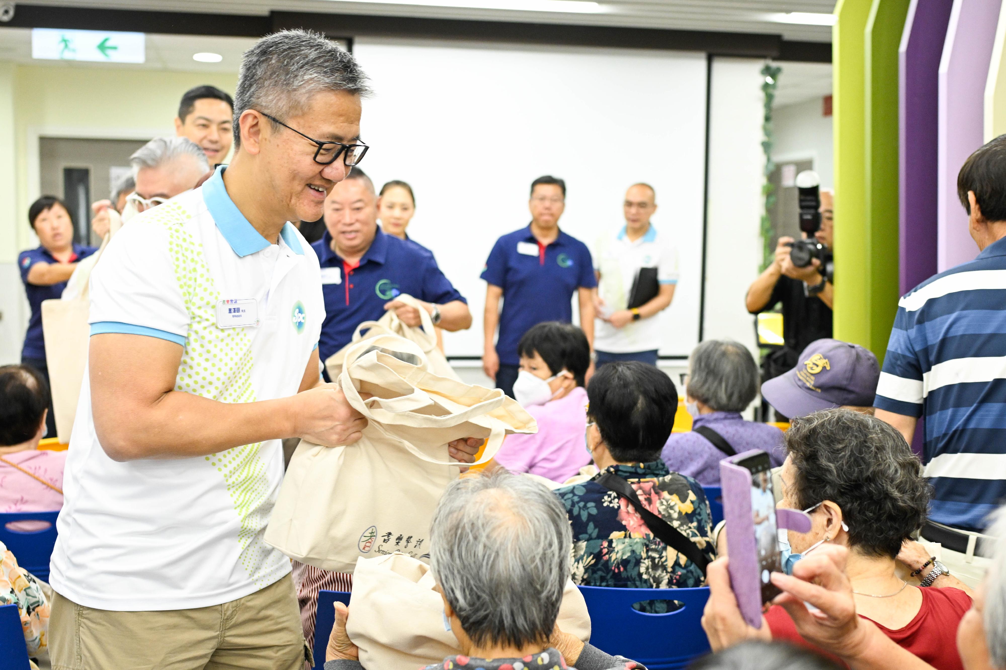 Senior Police Call (SPC) launched the “SPC Share the Love 2024” today (October 5). Photo shows the Commissioner of Police, Mr Siu Chak-yee, distributing blessing bags in an elderly centre.