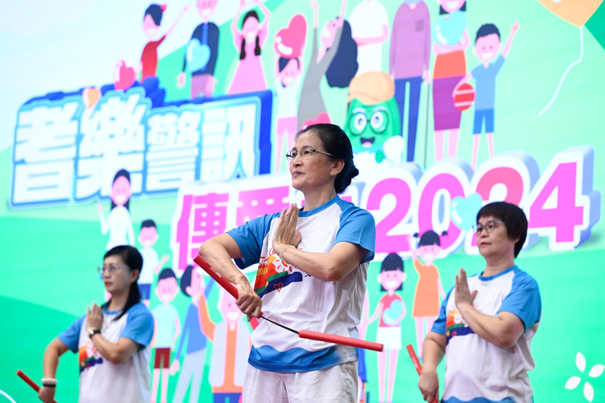 Senior Police Call (SPC) launched the “SPC Share the Love 2024” today (October 5). Photo shows members of the Yuen Long District SPC and the World Nunchaku Association (HKNA) presenting a spectacular nunchaku performance to the audience at the kick-off ceremony.