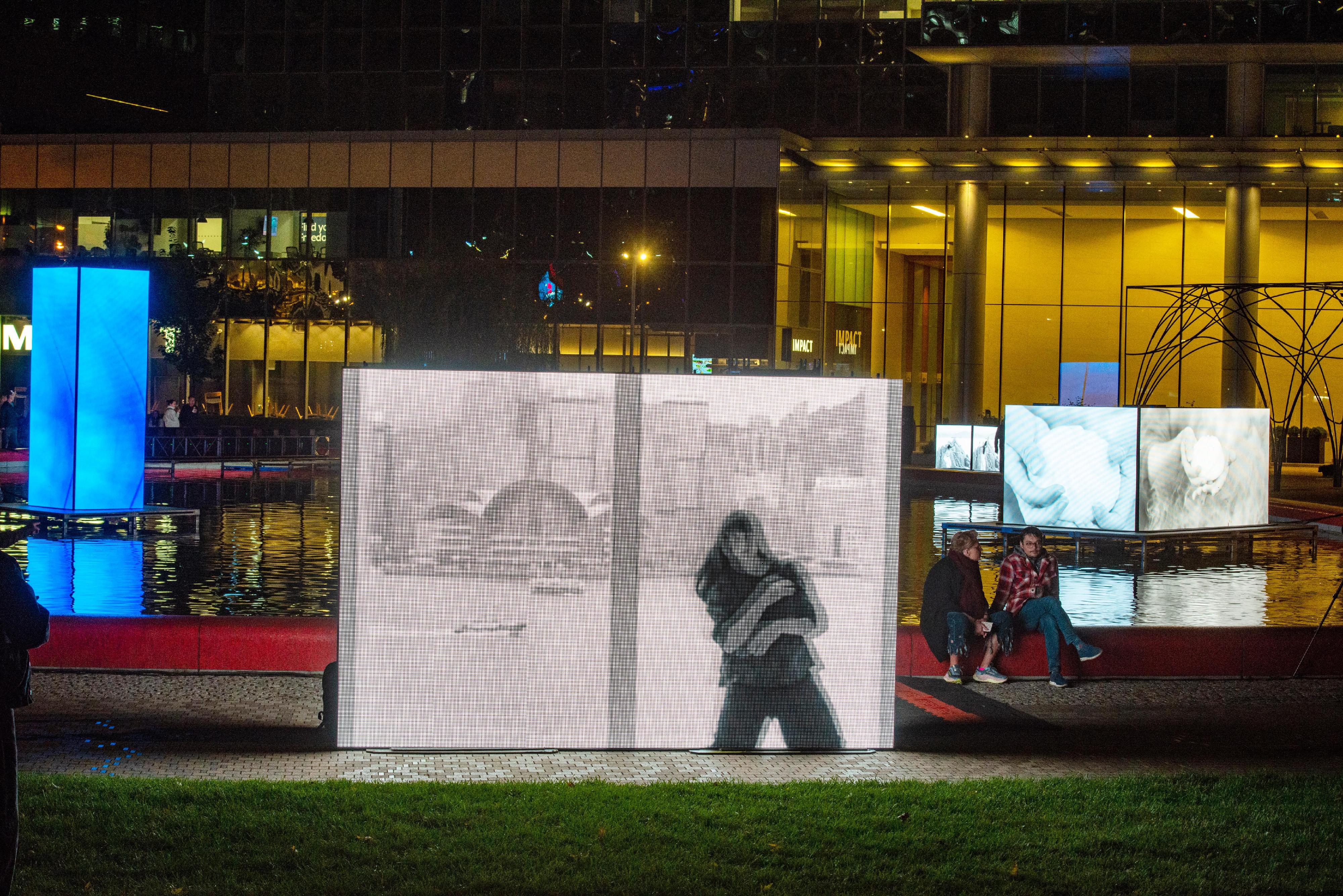 Nuit Blanche featured "Dim Sum without Distance", a cross-cultural art installation curated by Hong Kong digital media artist Dr Hung Keung with Canadian dance artist Lauren Runions at Love Park in Toronto, Canada on October 5 and 6 (Toronto time).