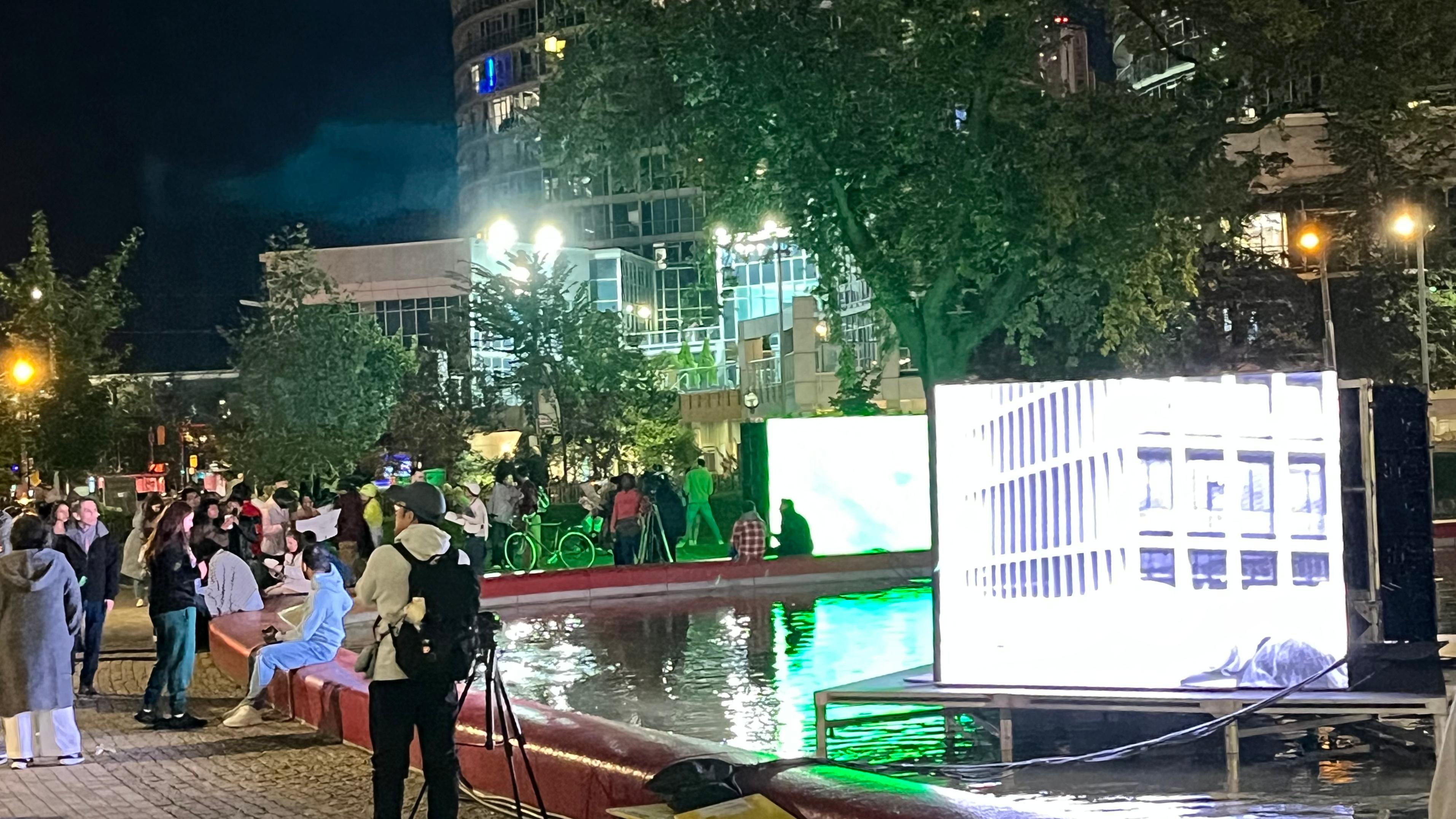 Visitors experience different perspectives brought by the art installation "Dim Sum without Distance", a cross-cultural art project curated by Hong Kong digital media artist Dr Hung Keung with Canadian artist Lauren Runions at Love Park in Toronto, Canada, on October 5 and 6 (Toronto time).