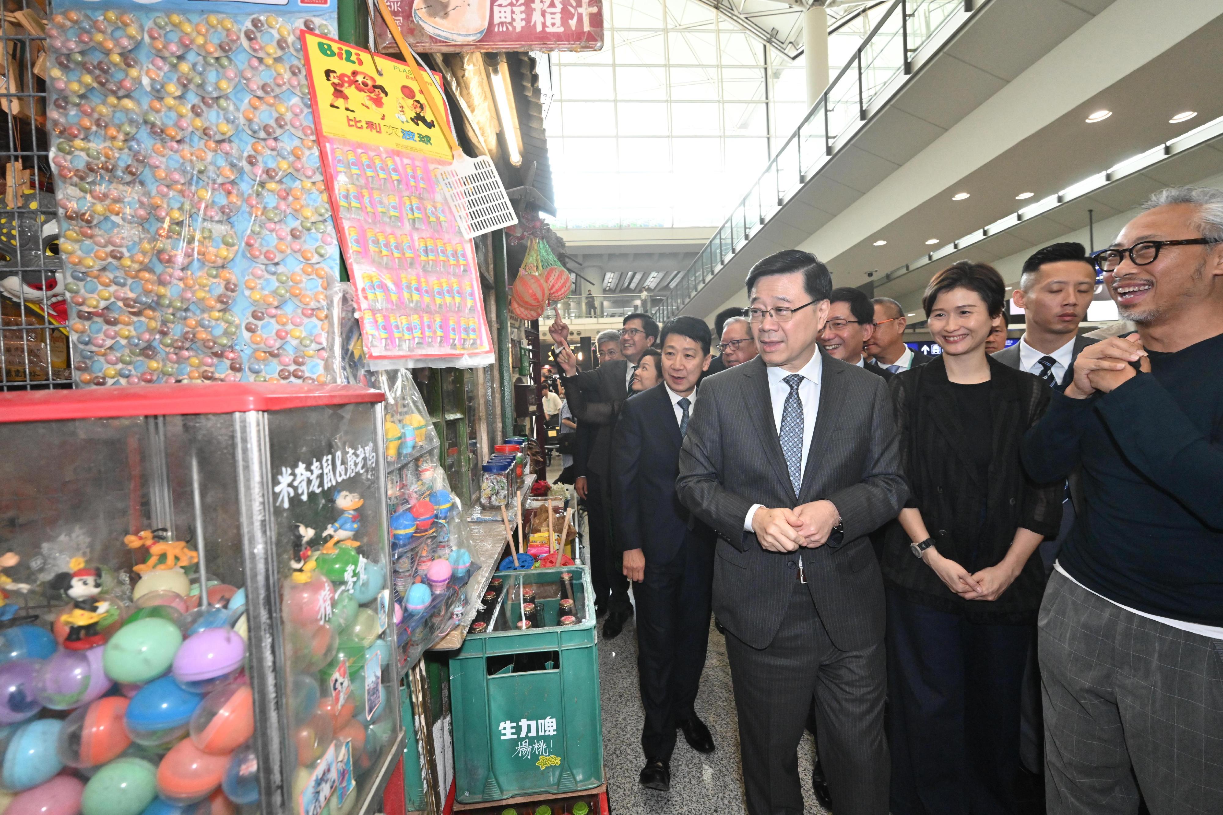 行政长官李家超今日（十月七日）出席「走进香港　走进香港电影」九龙城寨之围城电影展开幕礼。图示李家超（前排右三）参观展览。