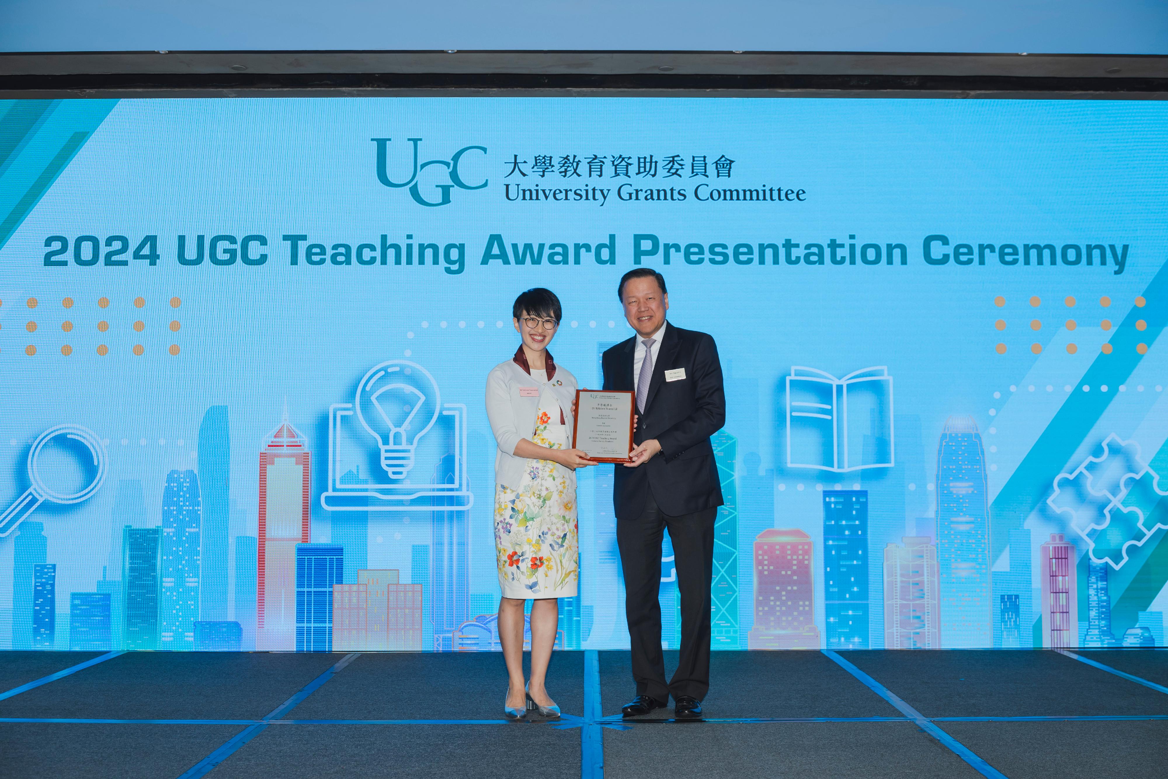 The Chairman of the University Grants Committee (UGC), Mr Tim Lui (right), today (October 7) presents the 2024 UGC Teaching Award for General Faculty Members to Dr Kristen Li Yuanxi (left) of Hong Kong Baptist University.
