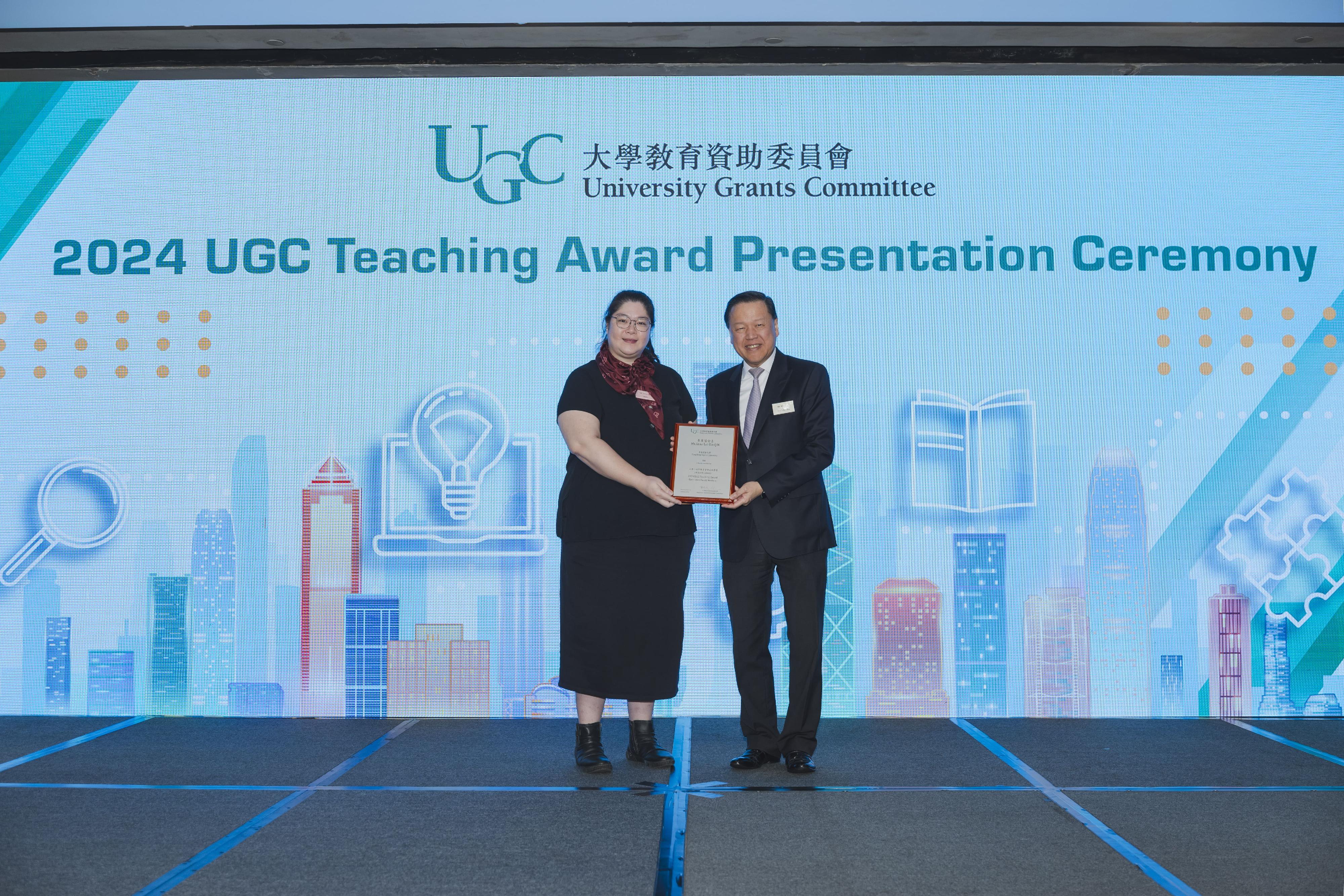 The Chairman of the University Grants Committee (UGC), Mr Tim Lui (right), today (October 7) presents the 2024 UGC Teaching Award for Early Career Faculty Members to Ms Anna Qin Lai-yin (left) of Hong Kong Baptist University.
