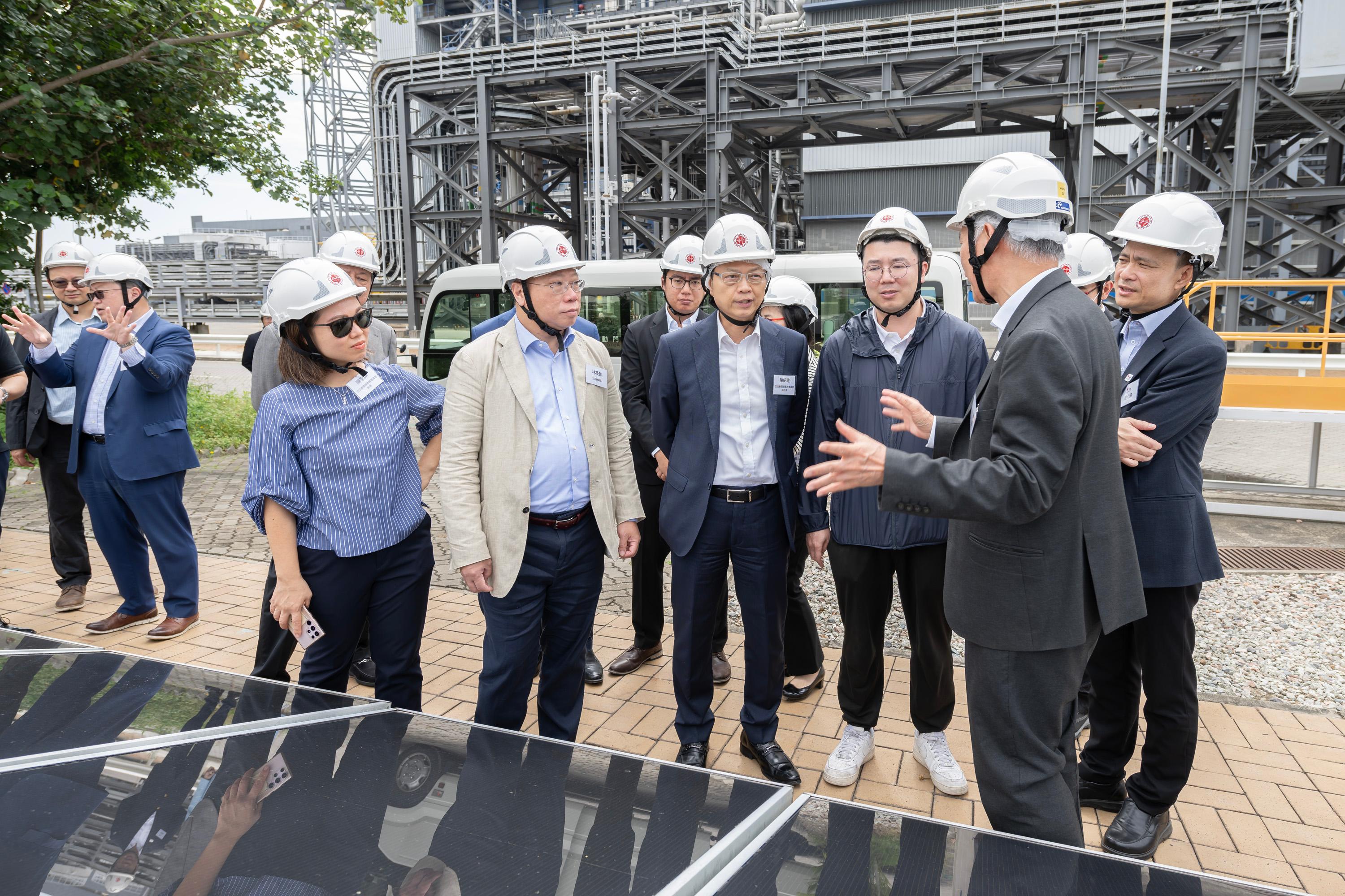 The Legislative Council (LegCo) Panel on Environmental Affairs visits Lamma Power Station of the Hongkong Electric Company, Limited today (October 7). Photo shows LegCo Members observing the solar power system at Lamma Power Station.
