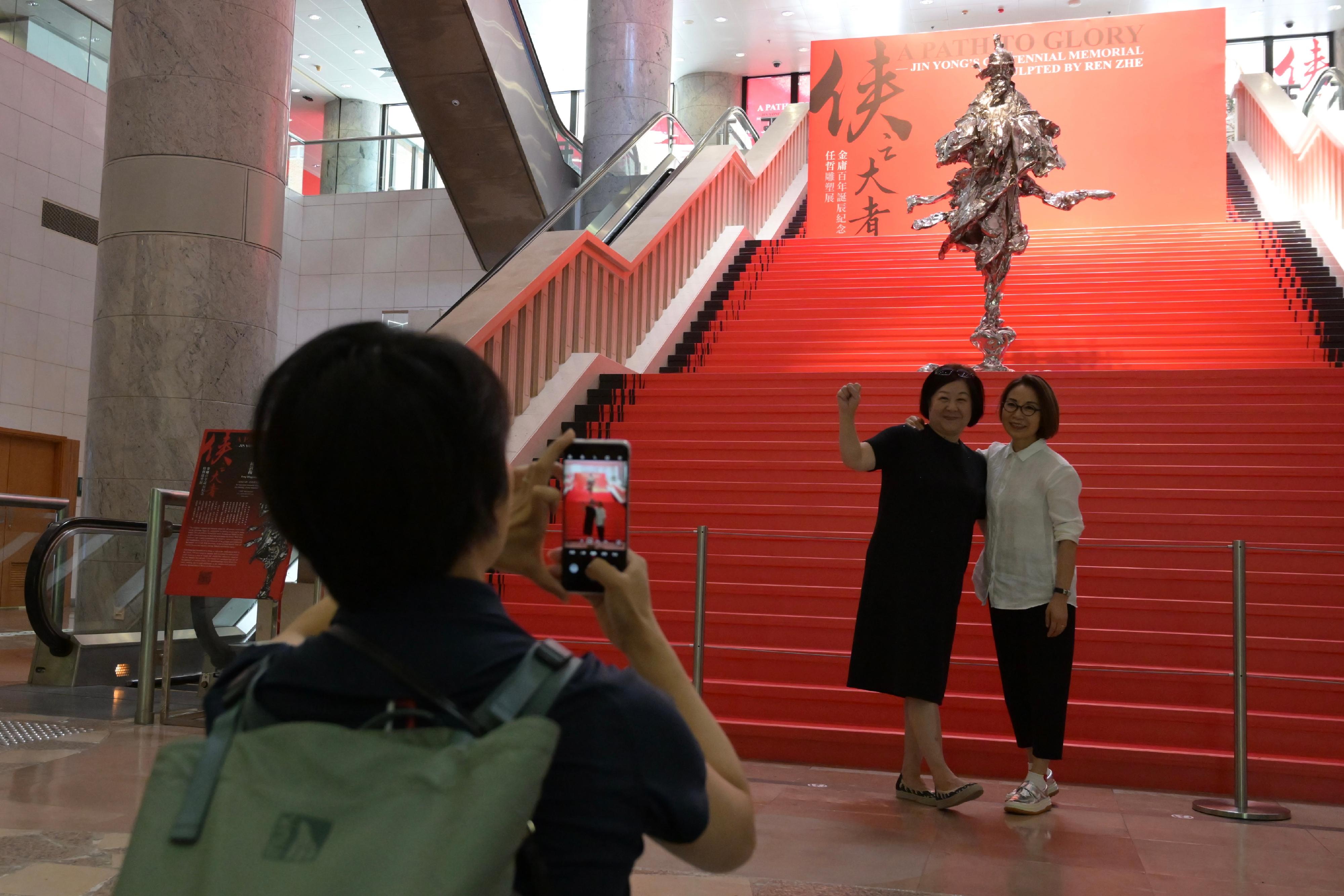 香港文化博物馆举办的「侠之大者──金庸百年诞辰纪念．任哲雕塑展」，昨日（十月七日）圆满结束，吸引超过四十万人次参观。图示观众参观展览。