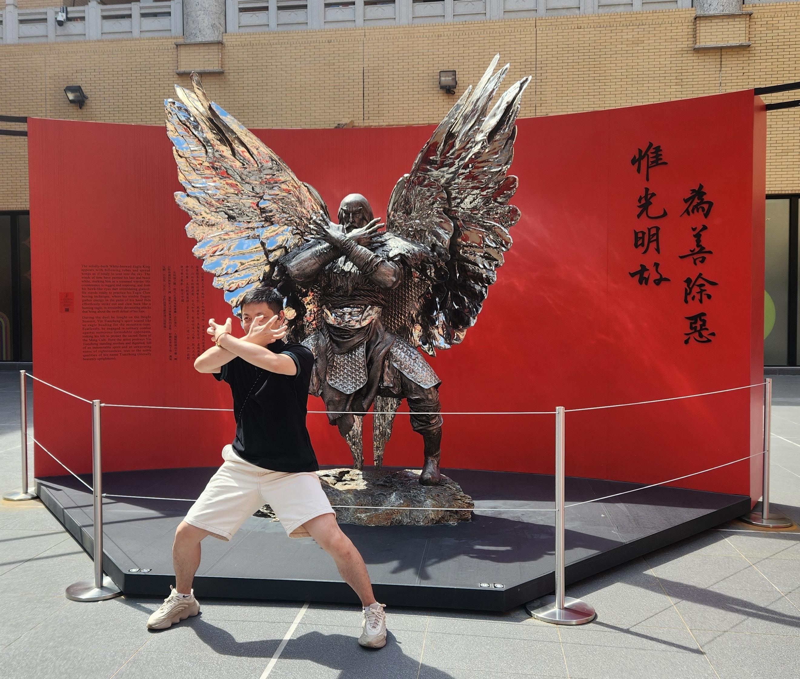 The Hong Kong Heritage Museum's "A Path to Glory - Jin Yong's Centennial Memorial, Sculpted by Ren Zhe" exhibition concluded yesterday (October 7) with a total attendance of over 400 000. Photo shows a visitor enjoying the exhibition.