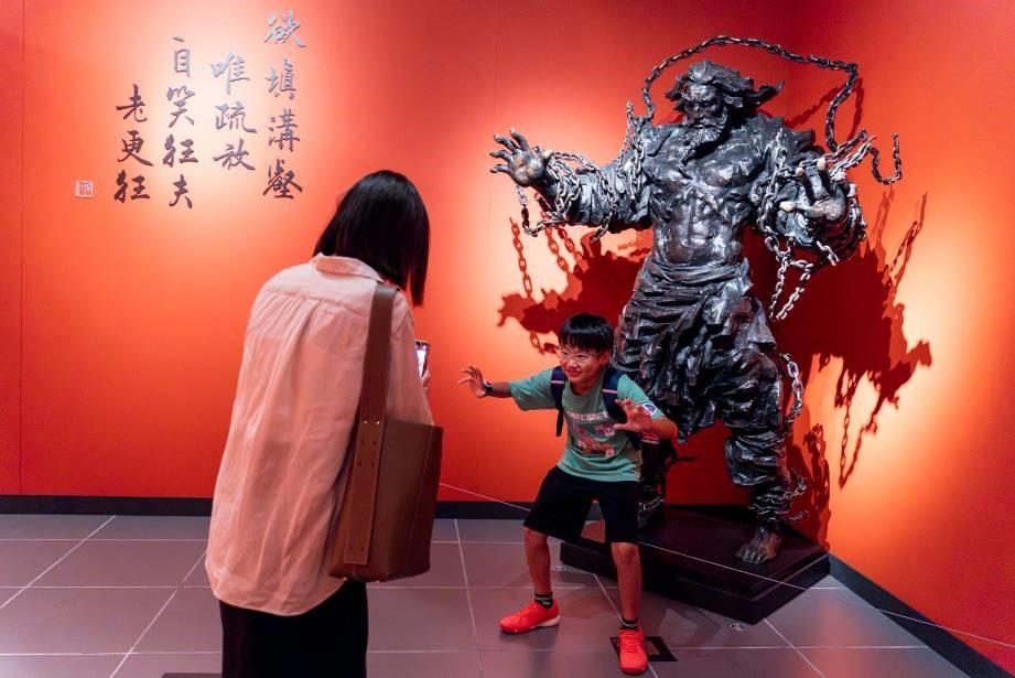 The Hong Kong Heritage Museum's "A Path to Glory - Jin Yong's Centennial Memorial, Sculpted by Ren Zhe" exhibition concluded yesterday (October 7) with a total attendance of over 400 000. Photo shows visitors enjoying the exhibition.