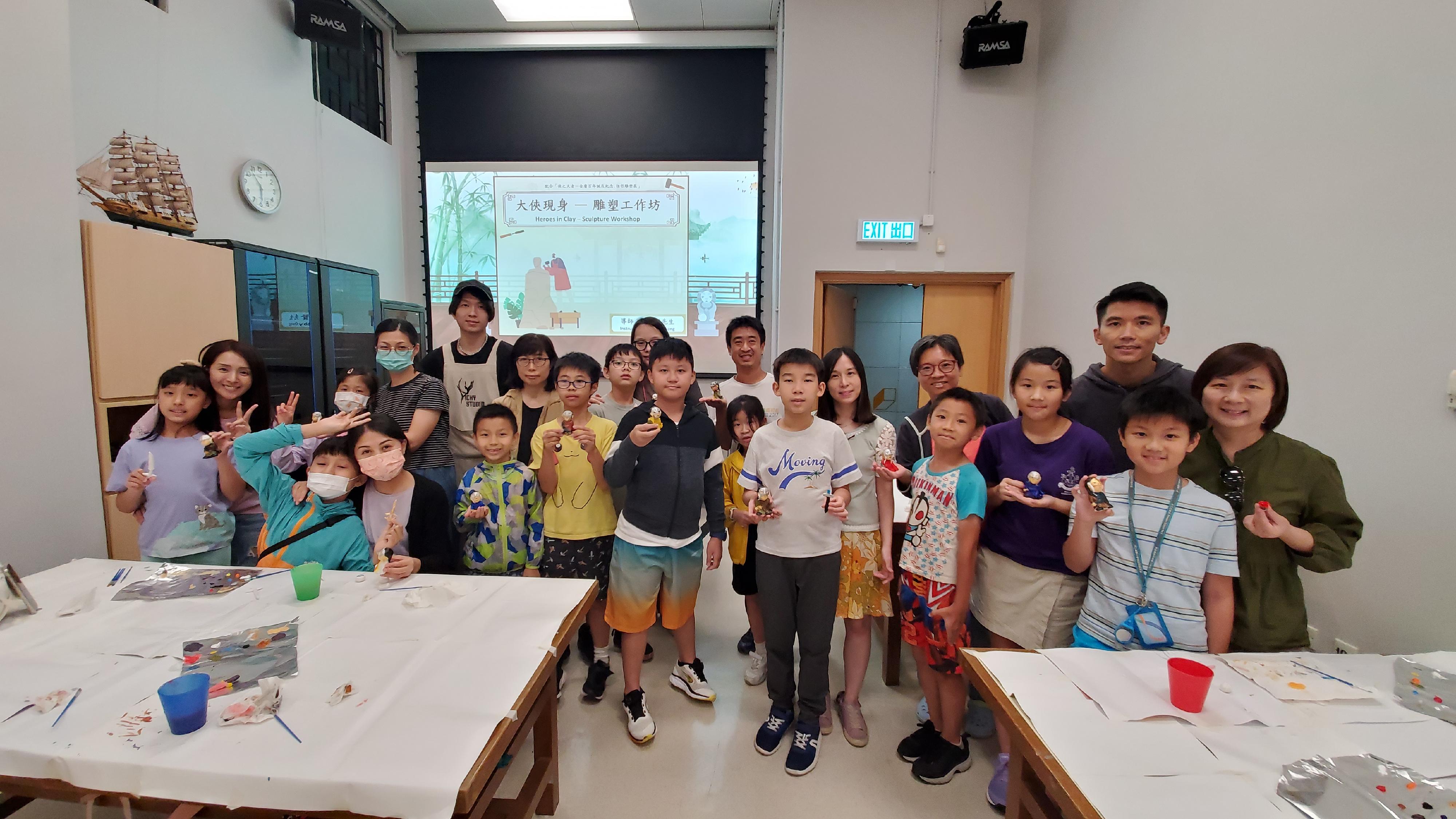 The Hong Kong Heritage Museum's "A Path to Glory - Jin Yong's Centennial Memorial, Sculpted by Ren Zhe" exhibition concluded yesterday (October 7) with a total attendance of over 400 000. Photo shows participants with handmade miniature sculptures of a Jin Yong character, Yang Guo, at the "Heroes in Clay - Sculpture Workshop", which ties in with the exhibition.