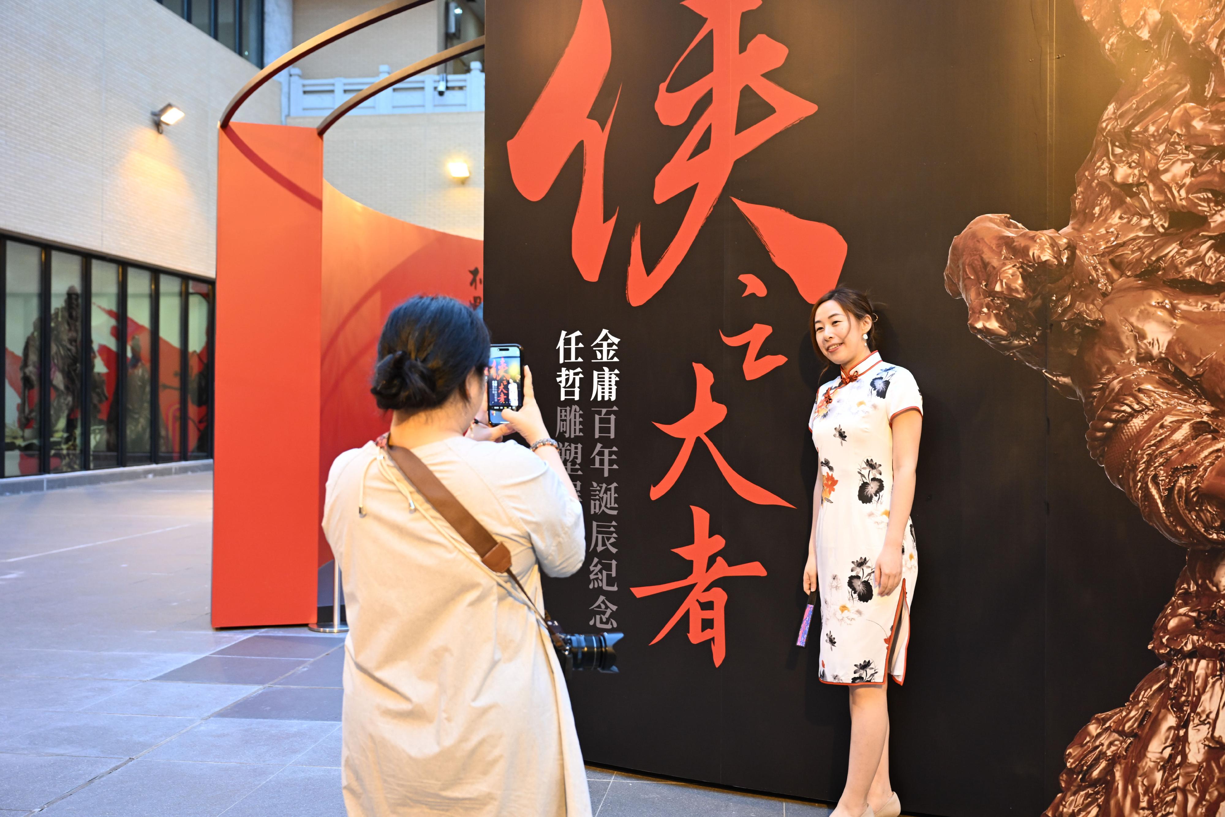 The Hong Kong Heritage Museum's "A Path to Glory - Jin Yong's Centennial Memorial, Sculpted by Ren Zhe" exhibition concluded yesterday (October 7) with a total attendance of over 400 000. Photo shows a visitor on the night tour in a Hanfu costume.