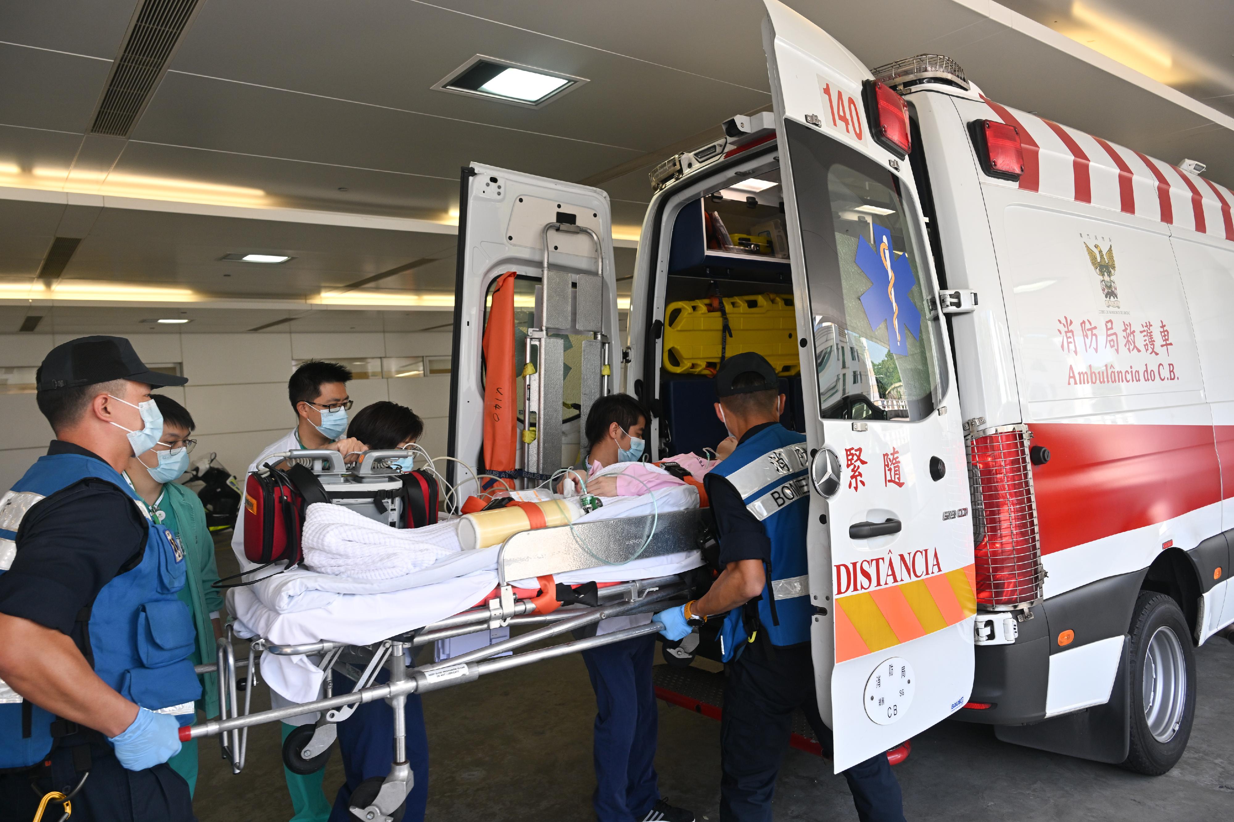 香港特别行政区（特区）政府今日（十月八日）联同澳门特区政府进行「大湾区跨境直通救护车试行计划」演练。图示澳门仁伯爵综合医院和澳门消防局人员模拟运送病人登上参与演练的澳门跨境救护车，准备前往香港玛嘉烈医院。
