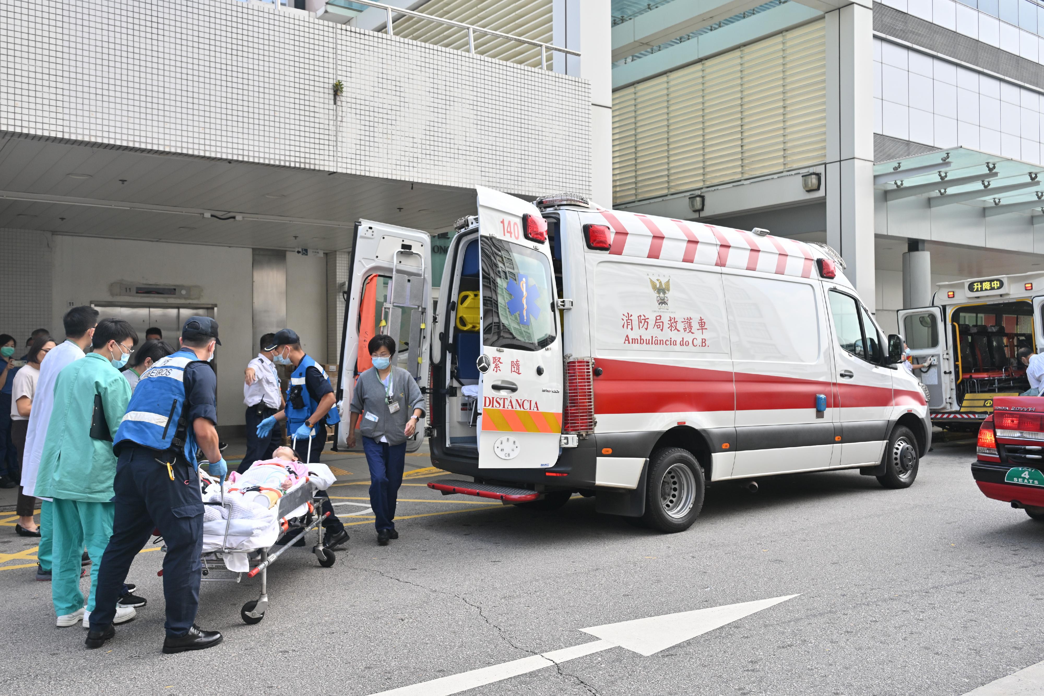 香港特別行政區（特區）政府今日（十月八日）聯同澳門特區政府進行「大灣區跨境直通救護車試行計劃」演練。圖為演練中模擬載送病人的澳門跨境救護車抵達瑪嘉烈醫院的情況。