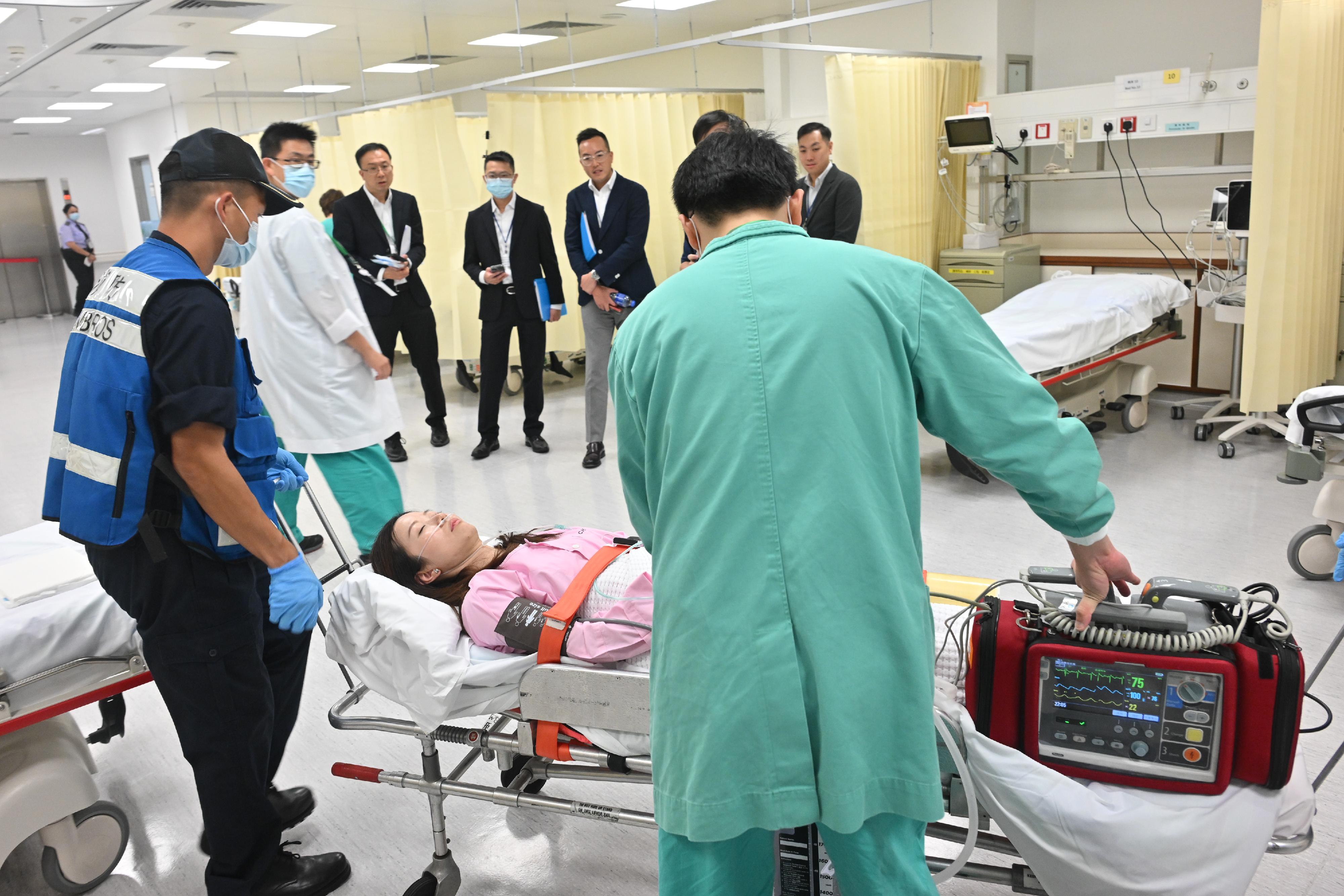 The Hong Kong Special Administrative Region Government, in collaboration with the Macao Special Administrative Region Government, conducted a drill for the Pilot Scheme for Direct Cross-boundary Ambulance Transfer in the Greater Bay Area today (October 8). Photo shows healthcare personnel of Conde S. Januario Hospital of Macao simulating the transfer of a patient out of the ward to depart for Princess Margaret Hospital of Hong Kong.
