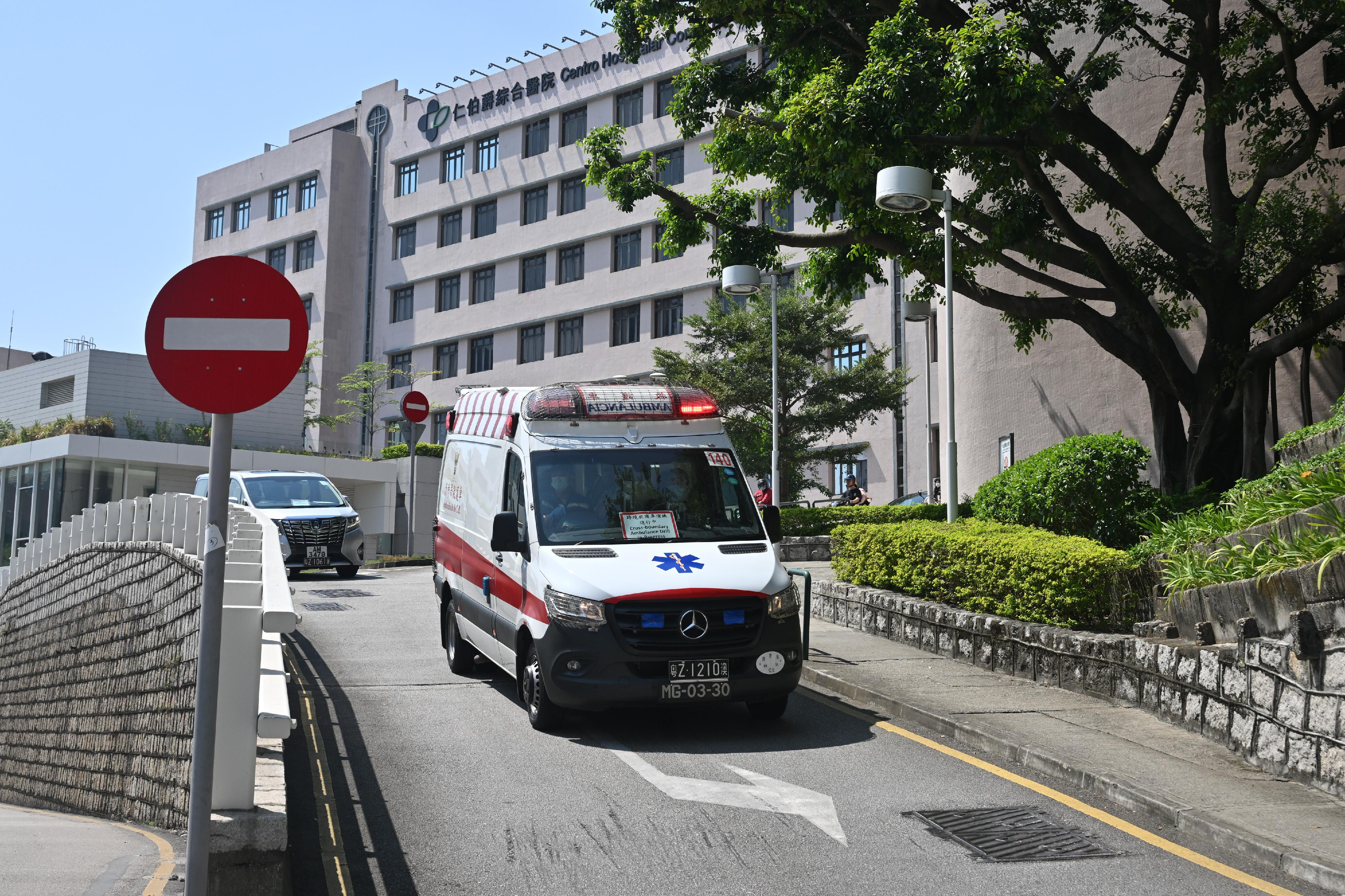 The Hong Kong Special Administrative Region Government, in collaboration with the Macao Special Administrative Region Government, conducted a drill for the Pilot Scheme for Direct Cross-boundary Ambulance Transfer in the Greater Bay Area today (October 8). Photo shows the Macao cross-boundary ambulance used for the drill departing from Conde S. Januario Hospital of Macao.
