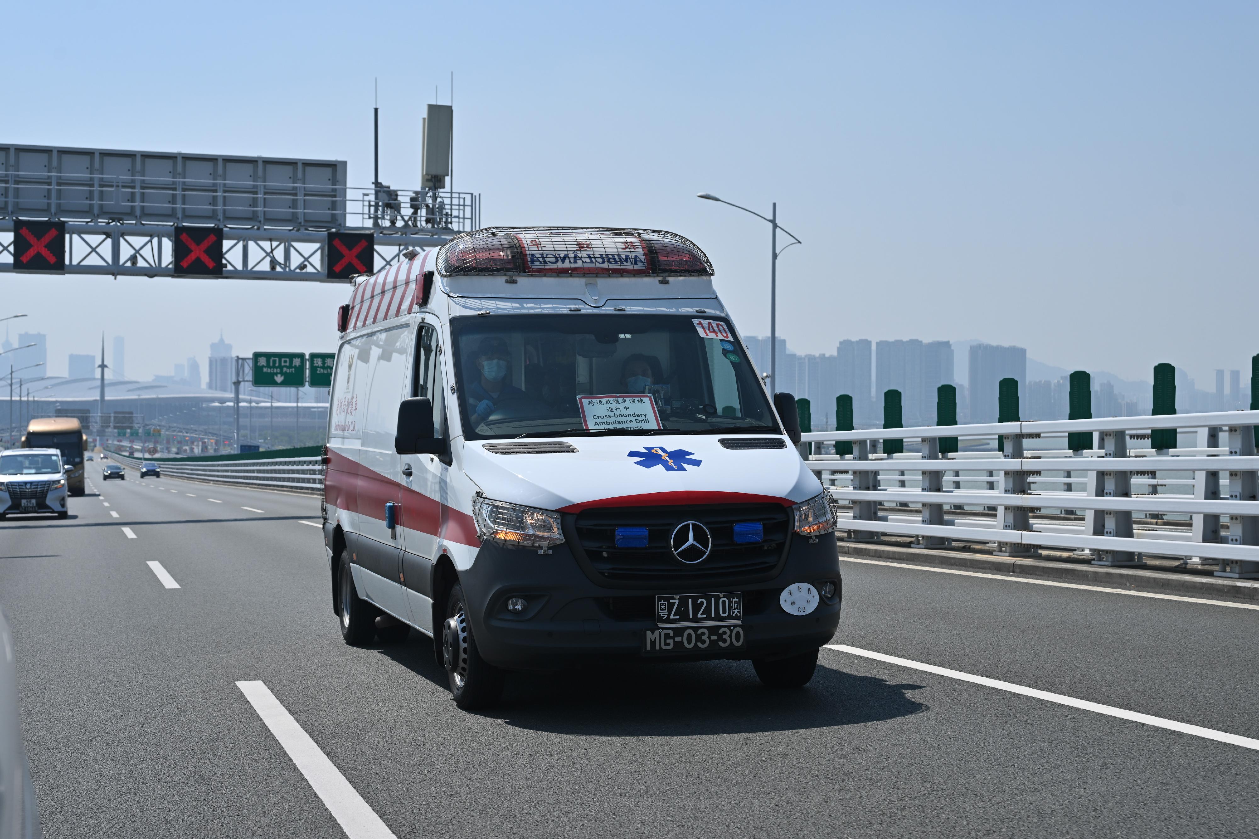 The Hong Kong Special Administrative Region Government, in collaboration with the Macao Special Administrative Region Government, conducted a drill for the Pilot Scheme for Direct Cross-boundary Ambulance Transfer in the Greater Bay Area today (October 8). Photo shows the Macao cross-boundary ambulance used for the drill heading to Princess Margaret Hospital via the Hong Kong-Zhuhai-Macao Bridge.