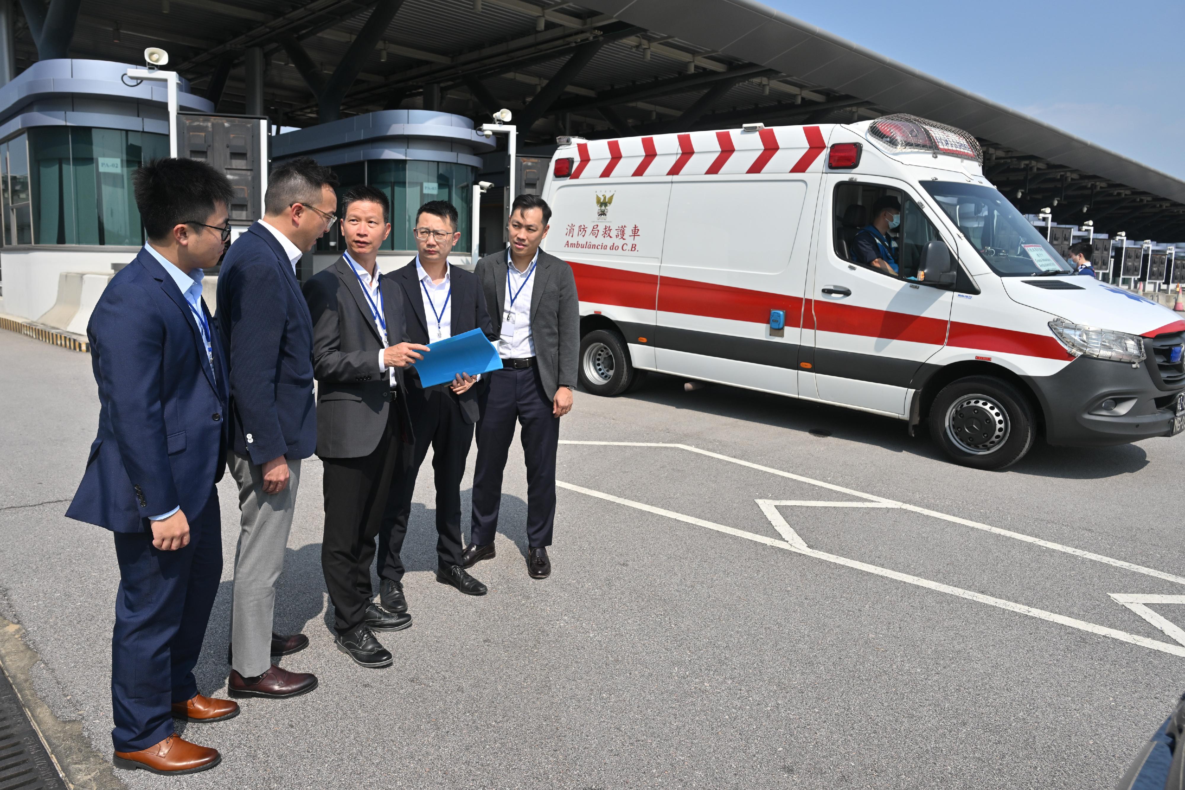 The Hong Kong Special Administrative Region Government, in collaboration with the Macao Special Administrative Region Government, conducted a drill for the Pilot Scheme for Direct Cross-boundary Ambulance Transfer in the Greater Bay Area today (October 8). Photo shows Deputy Secretary for Health Mr Sam Hui (centre) inspecting the progress of the drill at the Hong Kong Port of the Hong Kong-Zhuhai-Macao Bridge.
