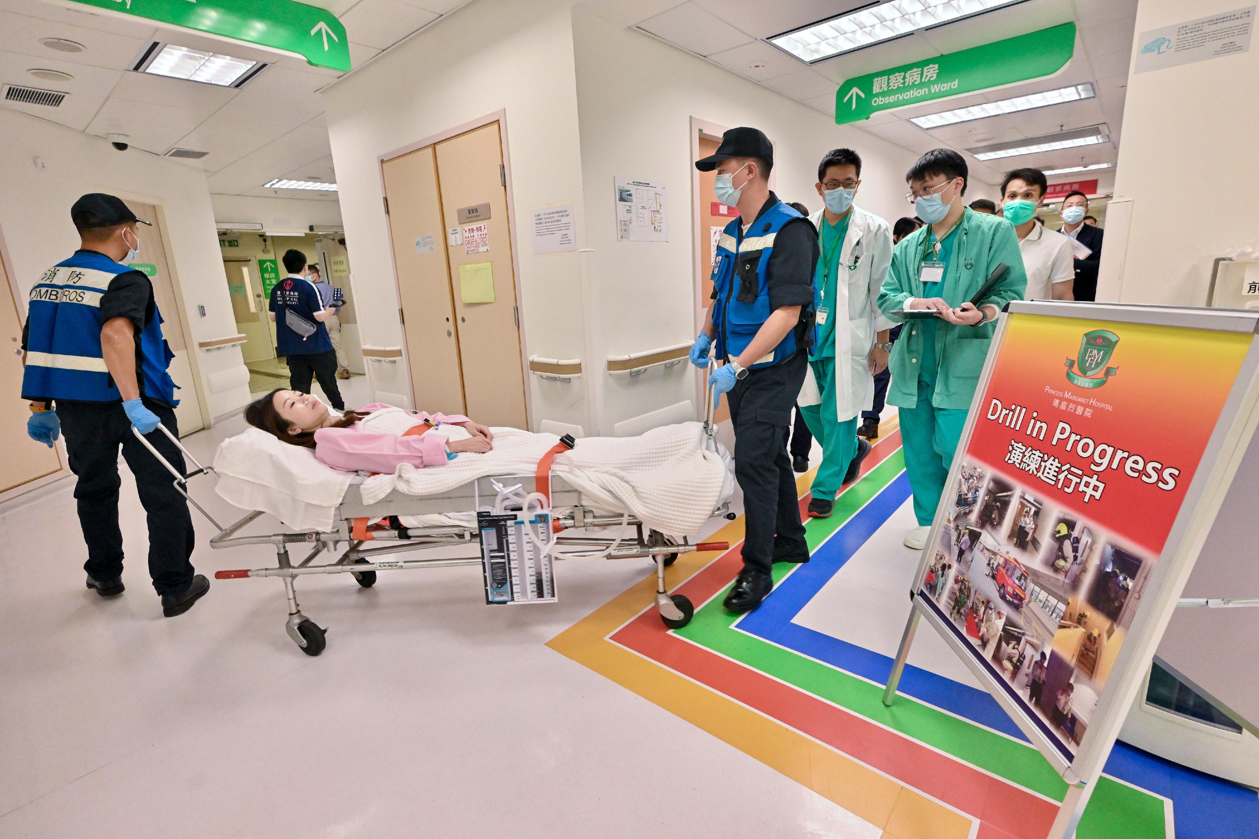 The Hong Kong Special Administrative Region Government, in collaboration with the Macao Special Administrative Region Government, conducted a drill for the Pilot Scheme for Direct Cross-boundary Ambulance Transfer in the Greater Bay Area today (October 8). Photo shows participating personnel simulating the transfer of a patient to the ward in Princess Margaret Hospital.
