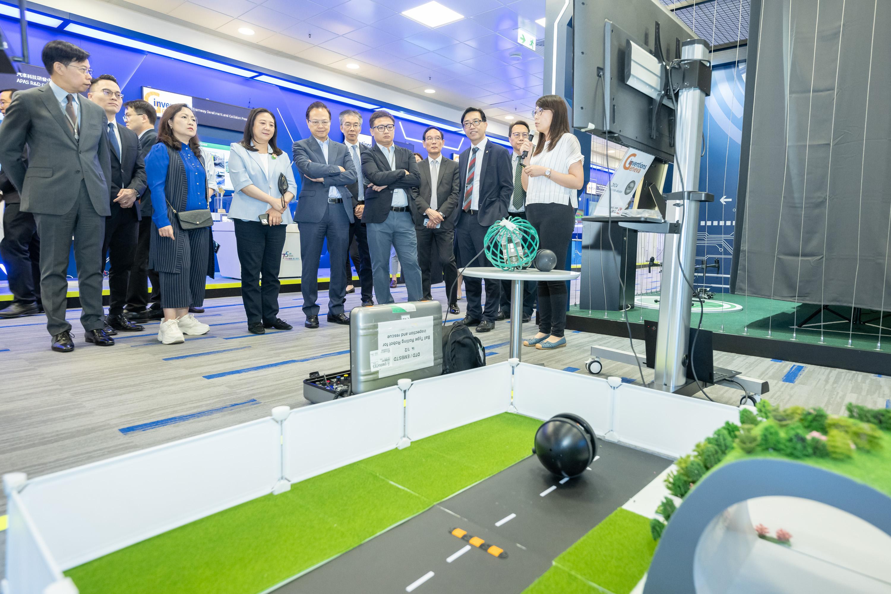 The Legislative Council (LegCo) Subcommittee on Matters Relating to the Development of Smart City visited the Electrical and Mechanical Services Department Headquarters today (October 8). Photo shows LegCo Members visiting the E&M InnoZone.