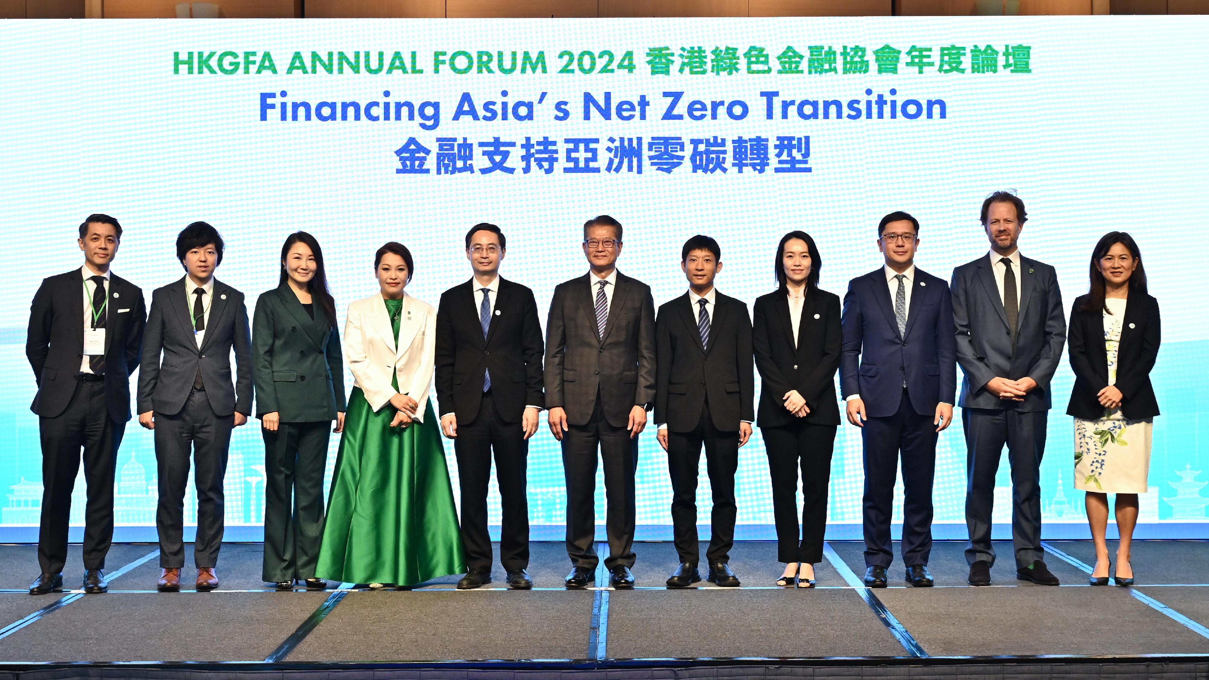 The Financial Secretary, Mr Paul Chan, attended the HKGFA Annual Forum 2024 "Financing Asia's Net Zero Transition" today (October 9). Photo shows Mr Chan (centre); the Deputy Director-General of the Department of Economic Affairs of the Liaison Office of the Central People's Government in the Hong Kong Special Administrative Region, Mr Tan Yabo (fifth right); and the Chairman and President of the Hong Kong Green Finance Association, Dr Ma Jun (fifth left), with other guests.