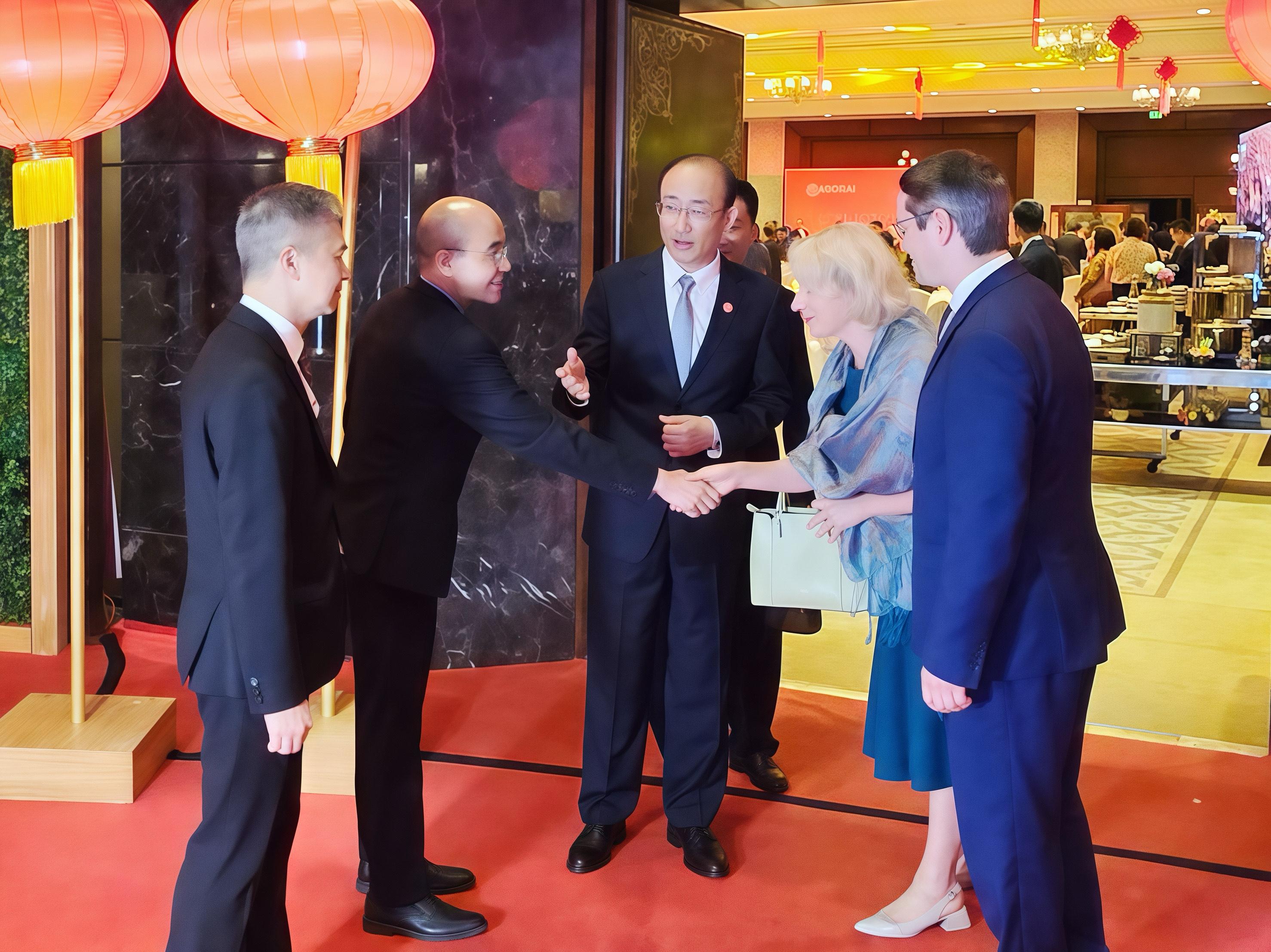 As a member of the People's Republic of China Delegation, the Director of Audit, Professor Nelson Lam, attended the 16th Assembly and 9th Symposium of the Asian Organisation of Supreme Audit Institutions held from September 21 to 27 in India. Photo shows the Auditor General of the National Audit Office of the People's Republic of China, Mr Hou Kai (centre), leading Professor Lam (second left) to exchange views with representatives of audit institutions of various regions and share experiences on the work of the Audit Commission.