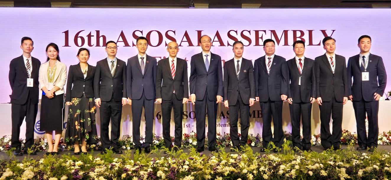 As a member of the People's Republic of China Delegation, the Director of Audit, Professor Nelson Lam, attended the 16th Assembly and 9th Symposium of the Asian Organisation of Supreme Audit Institutions held from September 21 to 27 in India. Photo shows the Auditor General of the National Audit Office of the People's Republic of China, Mr Hou Kai (seventh left), Professor Lam (sixth left) and other members of the People's Republic of China Delegation at the Assembly.