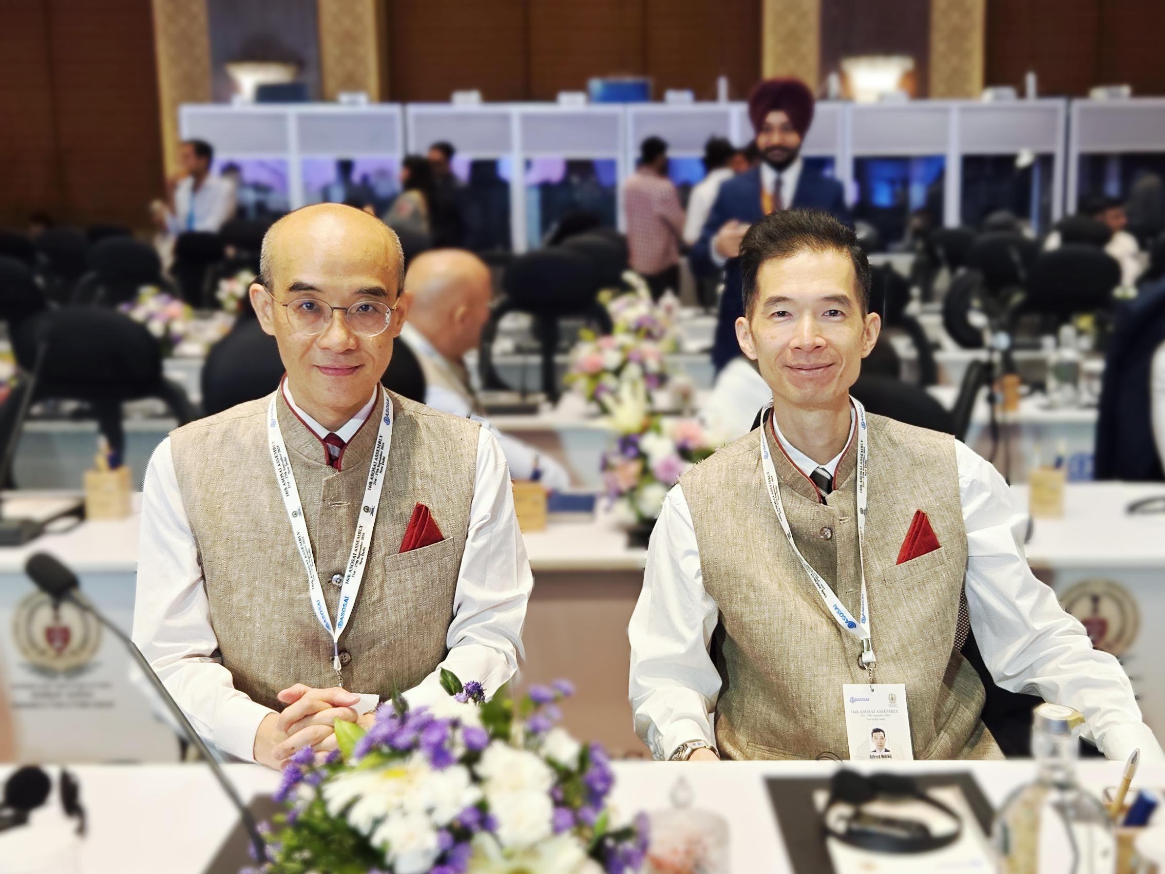 As a member of the People's Republic of China Delegation, the Director of Audit, Professor Nelson Lam, attended the 16th Assembly and 9th Symposium of the Asian Organisation of Supreme Audit Institutions held from September 21 to 27 in India. Photo shows Professor Lam (left) and Senior Auditor Mr Alfred Wong (right) attending the meetings in ethnic costumes of India, the host country of the Assembly.